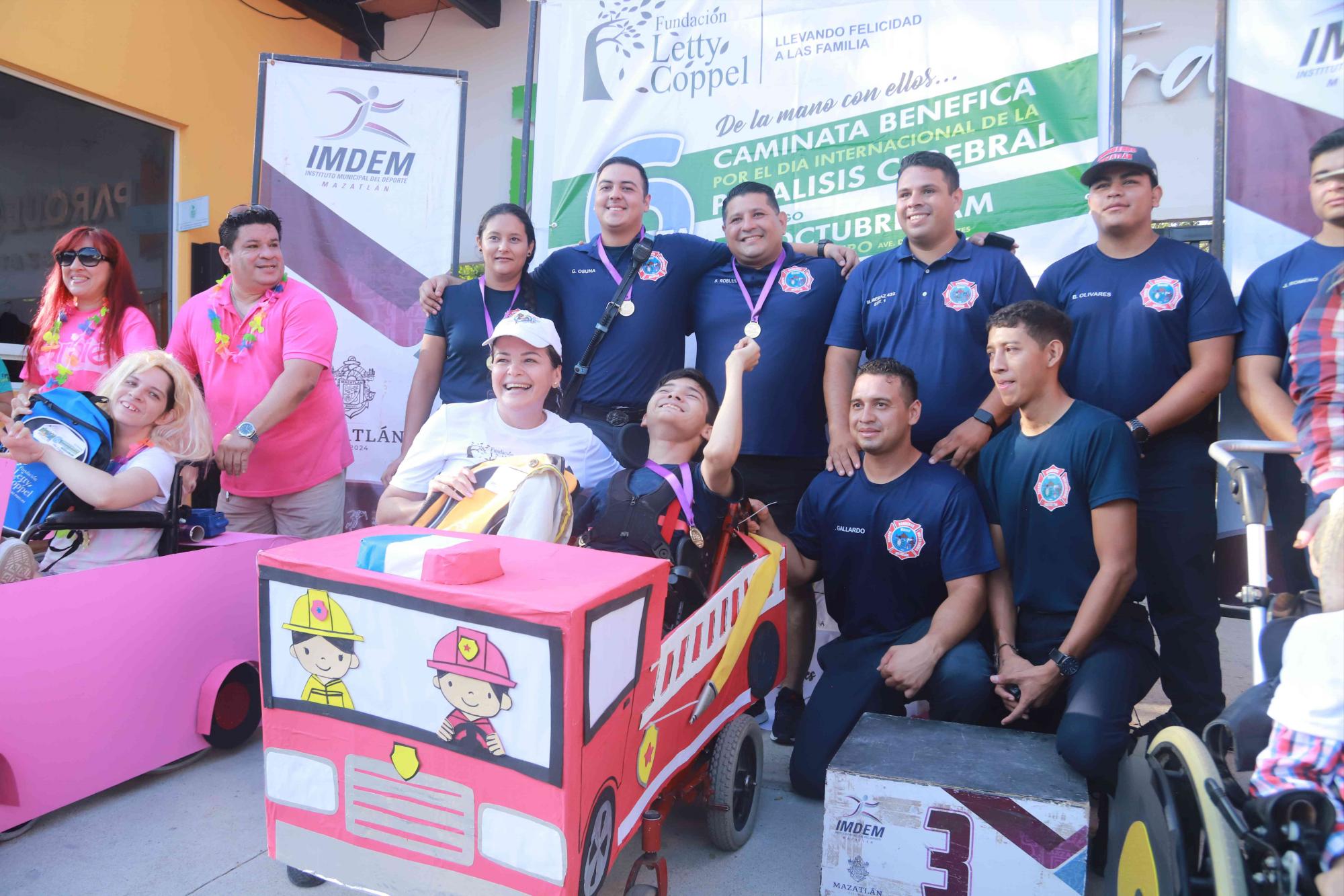 $!El bombero Brayan Adrián Zuñiga Pérez con su equipo de Bomberos Mazatlán, ganador del primer lugar.