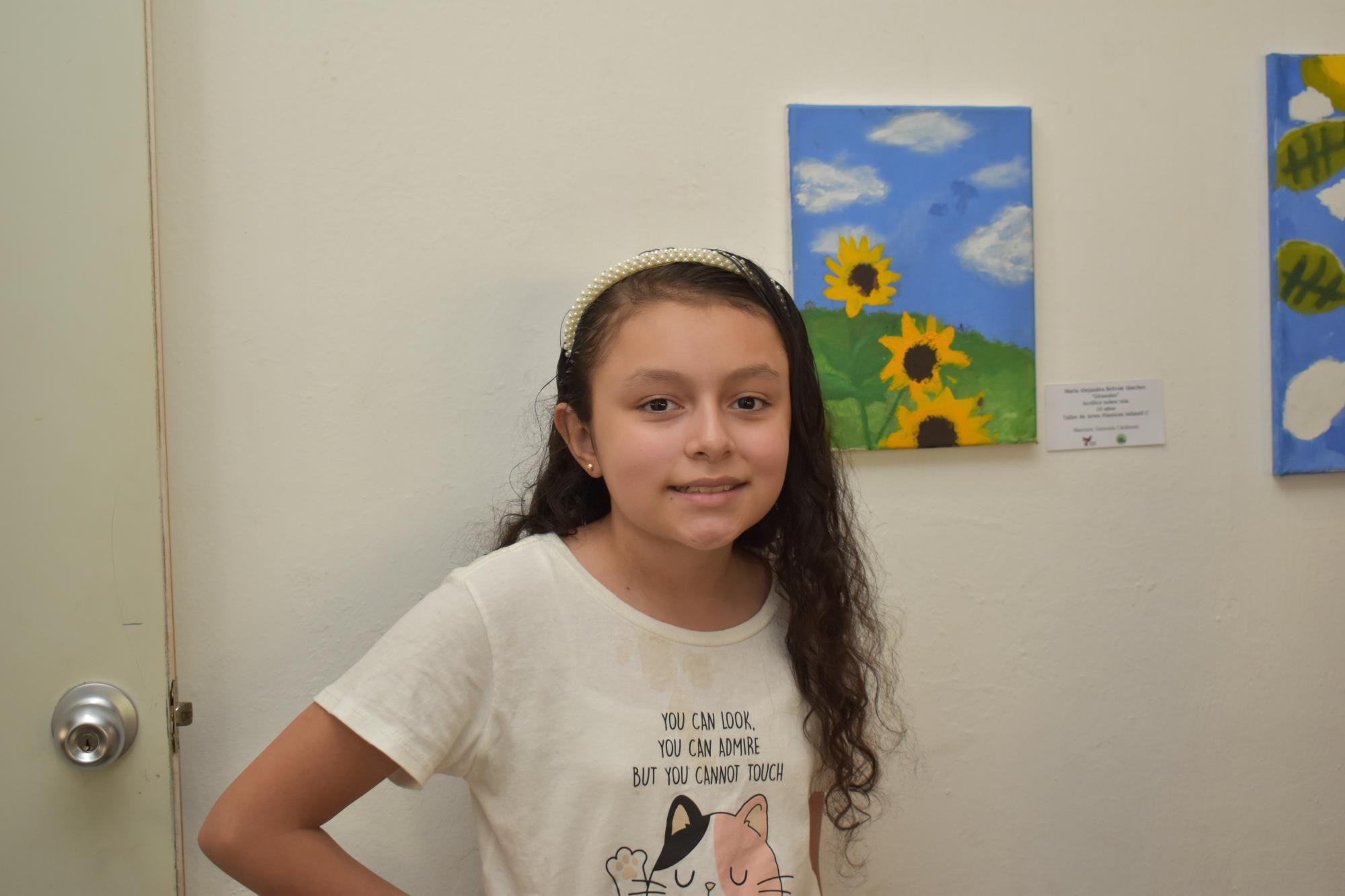 $!Alejandra Beltrán Sánchez plasmó tres girasoles en una de las obras con las que participa en la exposición.