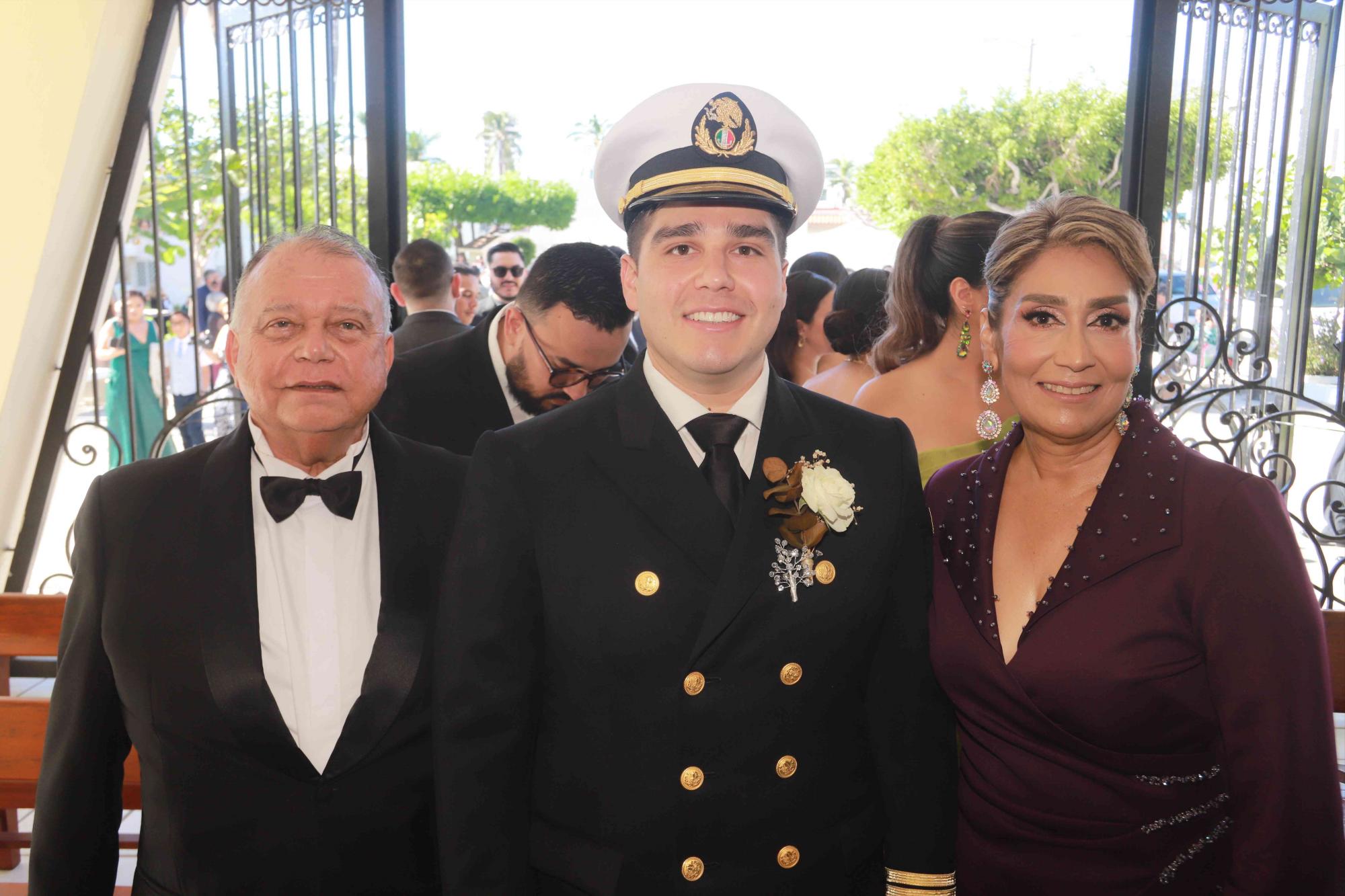 $!El novio entre sus padres, Rigoberto Arturo Román y María Francisca Velázquez.