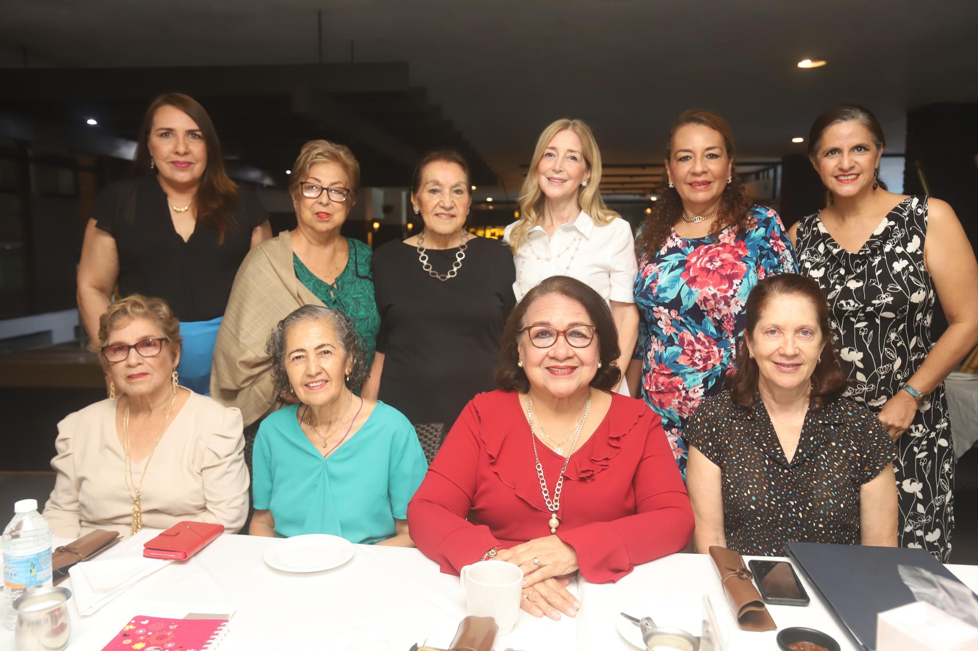 $!Una alegre mañana pasó la cumpleañera en compañía de sus amigas.