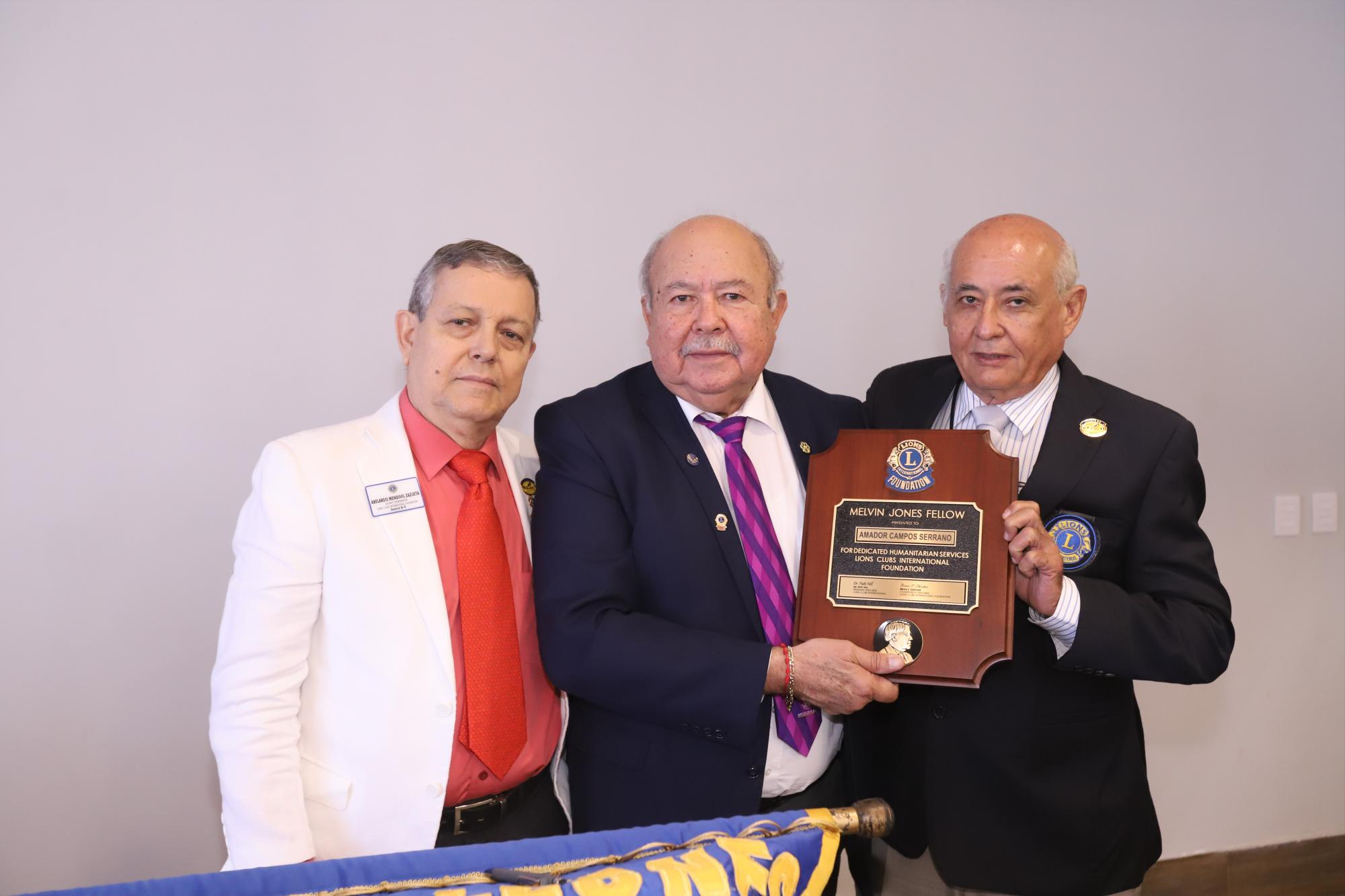 $!Abelardo Mendívil y Adán Zamora hicieron entrega del reconocimiento Amigo de Melvin Jones al Padre Amador Campos.