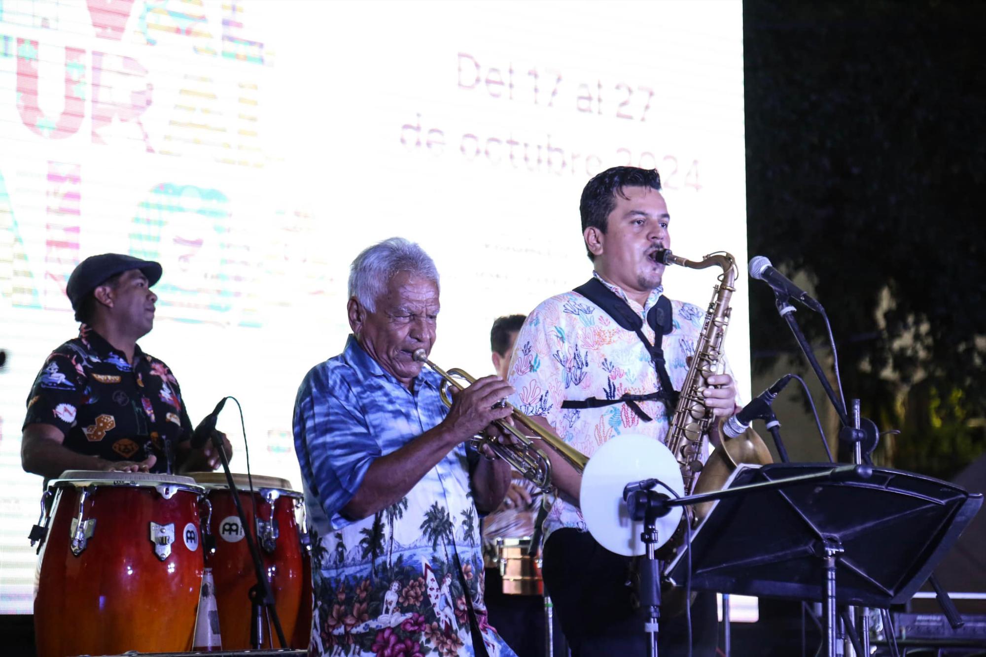 $!Ritmos como el mambo, la guaracha, el son, la rumba, el chachachá y guaguancó, se escucharon en la plazuela.