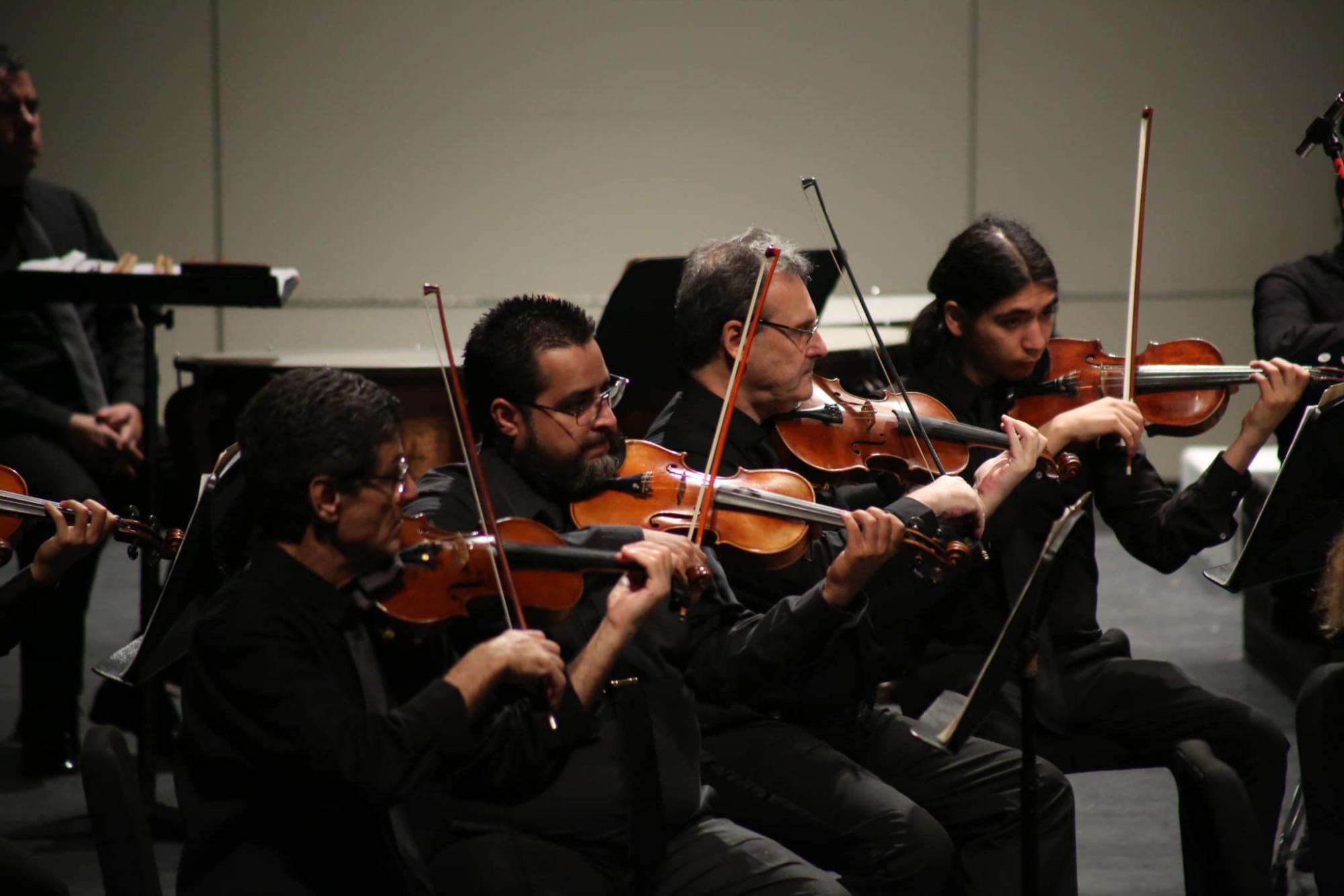 $!Los músicos de la OSSLA ejecutó la obra de tres tiempos.