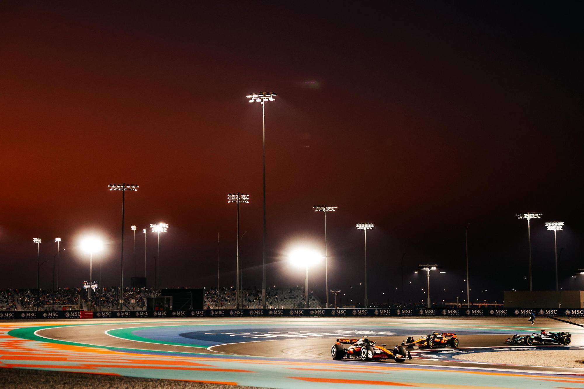 $!McLaren brilla en Qatar: 1-2 en Carrera Sprint; Checo termina último