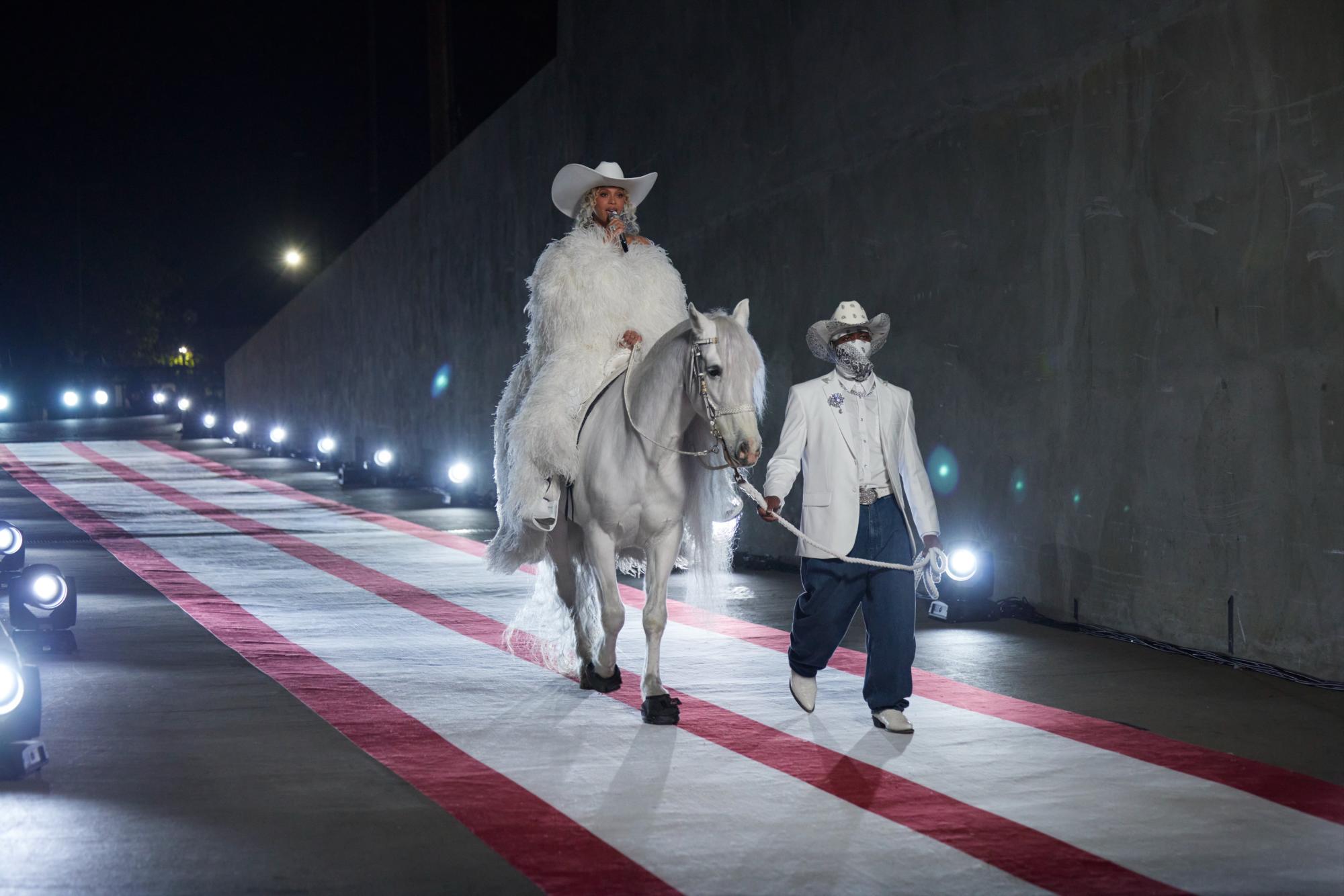 $!Beyoncé abrió el espectáculo de medio tiempo de la NFL con ‘16 Carriages’ mientras monta a caballo.