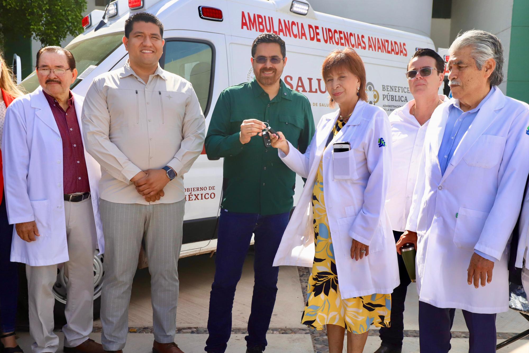 $!Entregan tres ambulancias, sillas de ruedas y mobiliario a hospitales del norte de Sinaloa