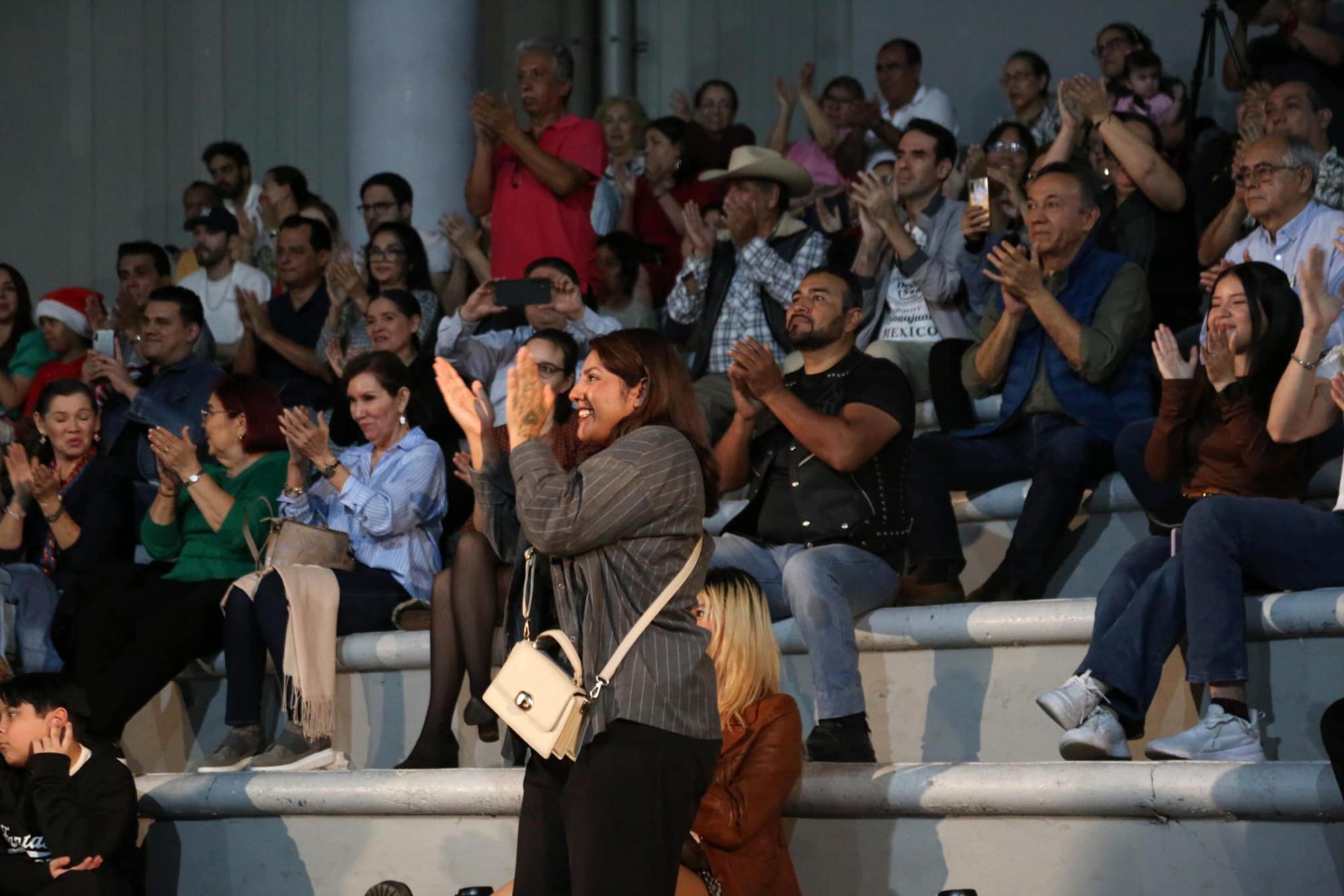 $!El público aplaudió a los músicos.