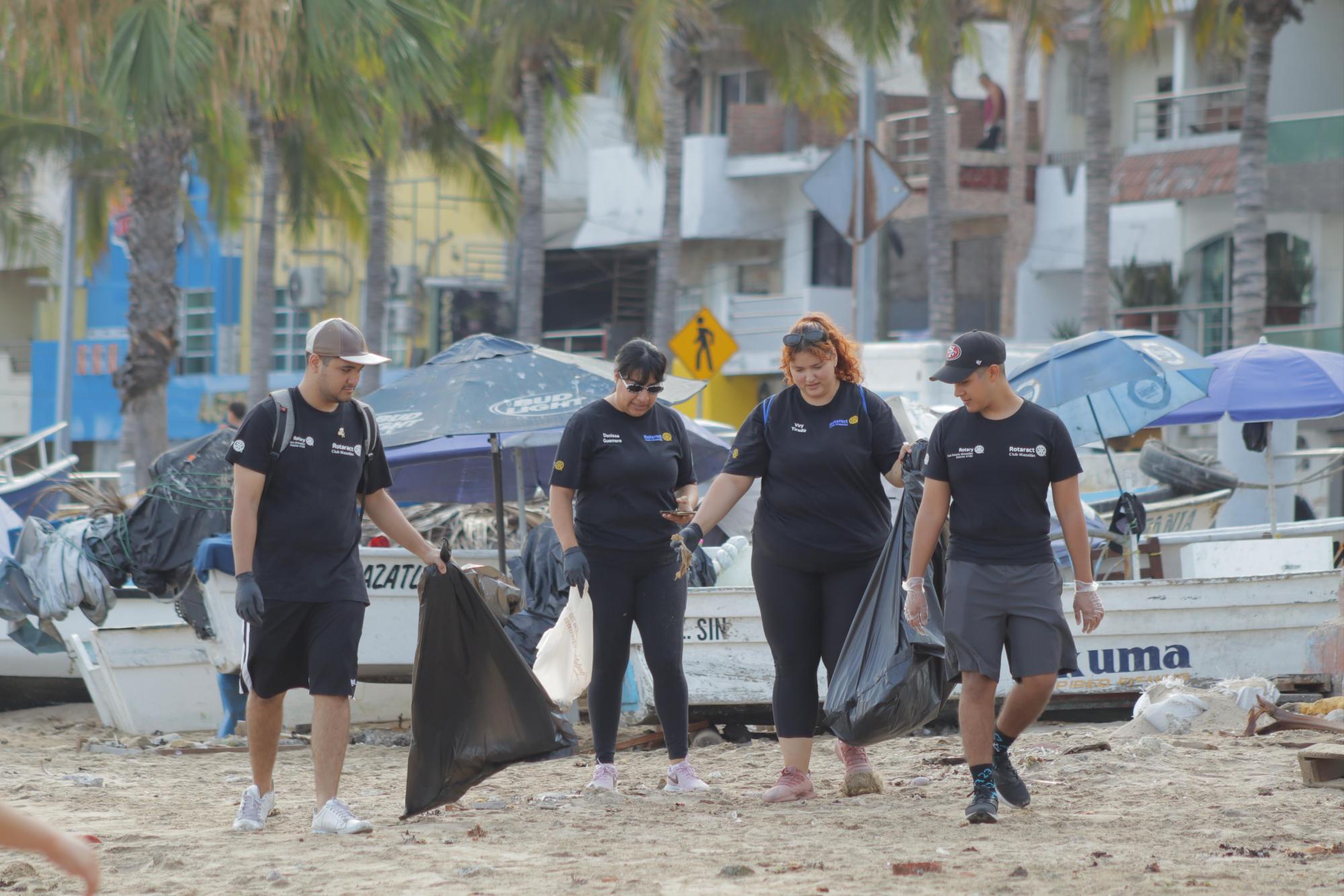 $!Limpian las playas de Mazatlán y sacan cerca de una tonelada de basura, entre ellos 200 kilos bajo el mar