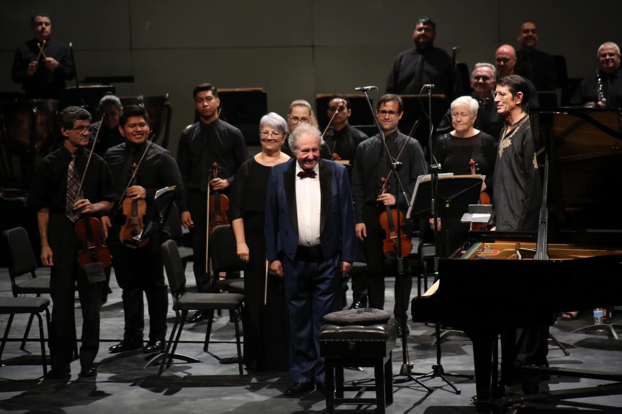 $!El concierto lo dirigió el maestro Eduardo García Barrios.