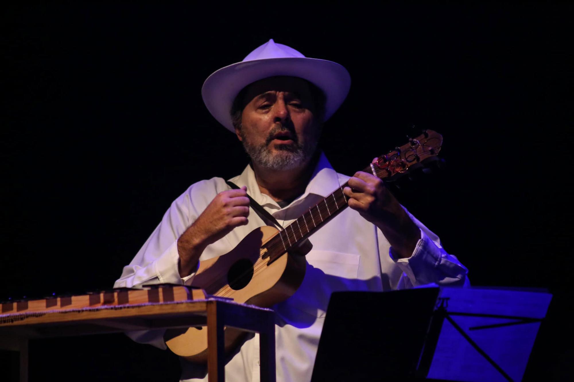 $!La presentación abre con el músico veracruzano cantando peteneras ante una mesa llena de instrumentos.