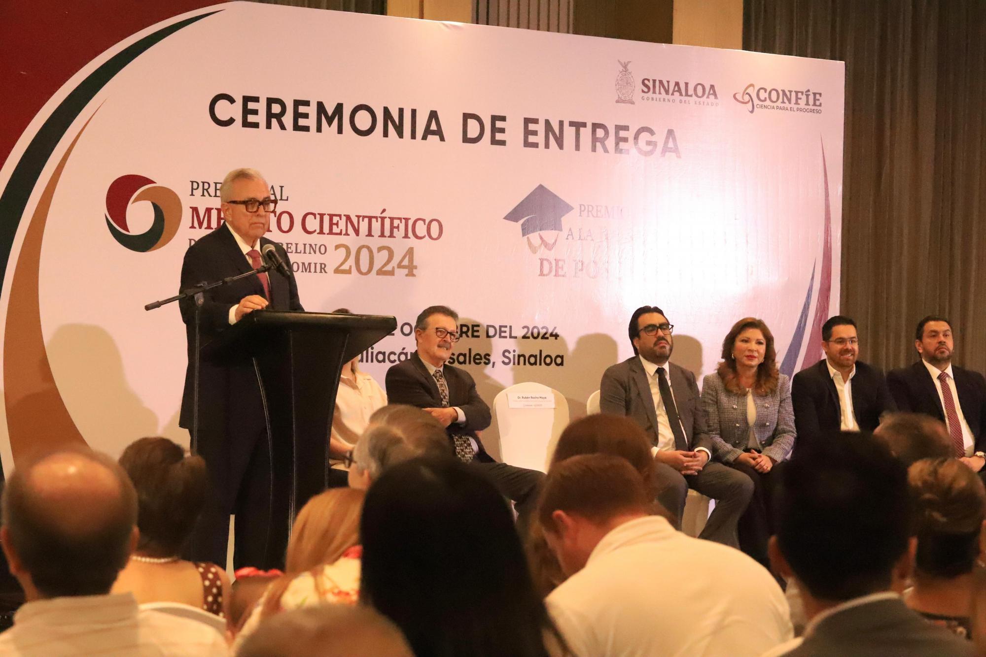 $!Encabezan el evento Rubén Rocha Moya, Carlos Karam Quiñones, Juan de Dios Gámez y demás funcionarios del Gobierno de Sinaloa.