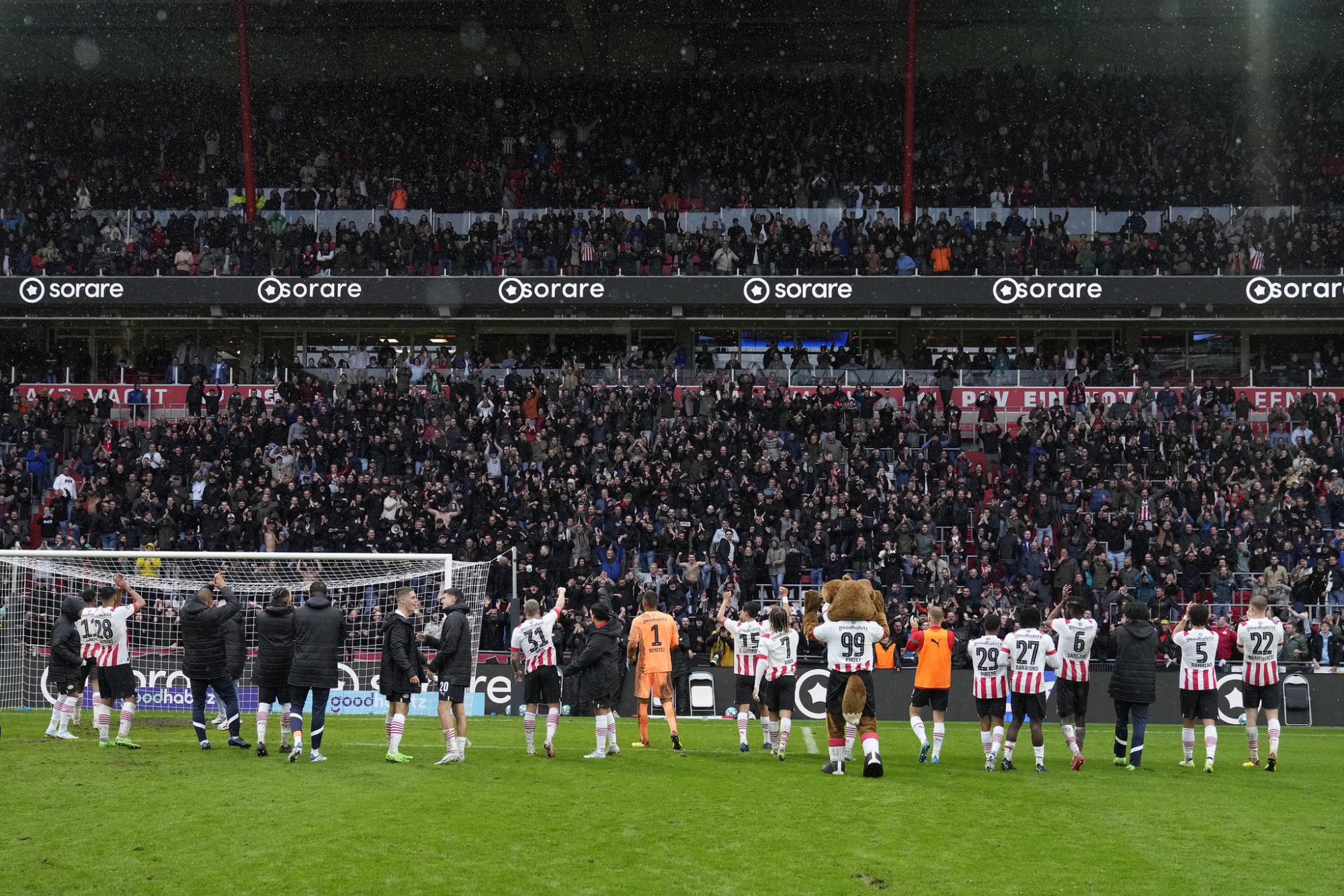 $!Mexicanos Érick Gutiérrez y Santiago Giménez tienen acción en triunfo del PSV ante el Feyenoord