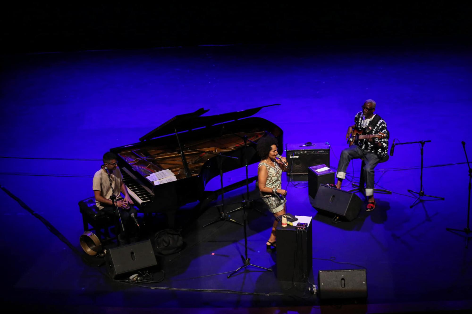 $!El pianista Amino Belyamani, Malika Zarra y Mamadou Ba .