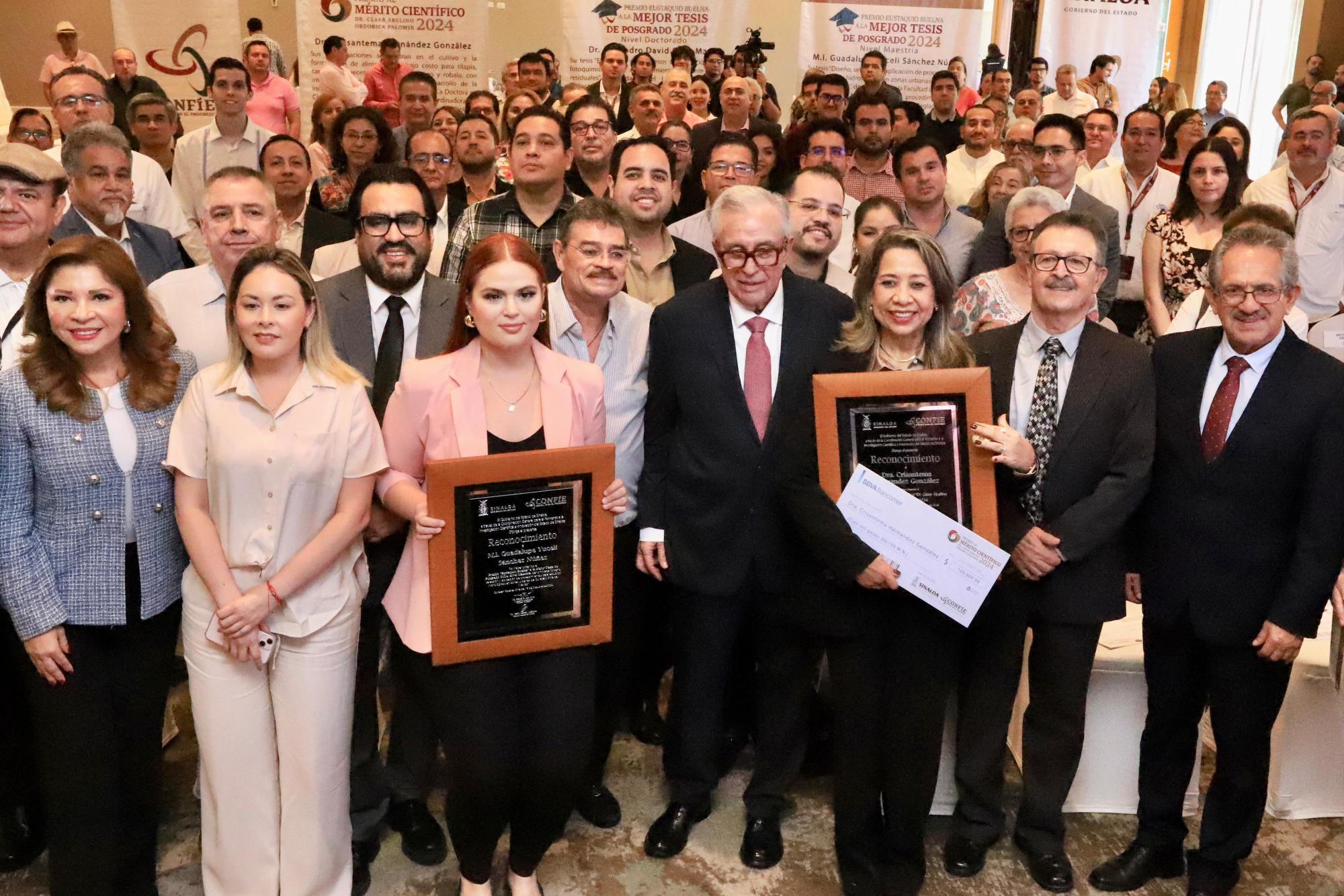 $!Autoridades estatales y público en general acompañan a los galardonados.