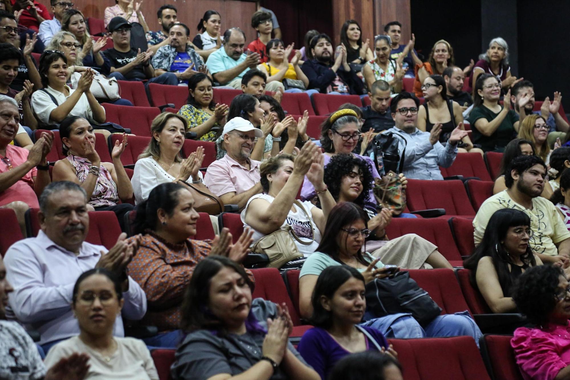 $!El público aplaudió prolongadamente la presentación.