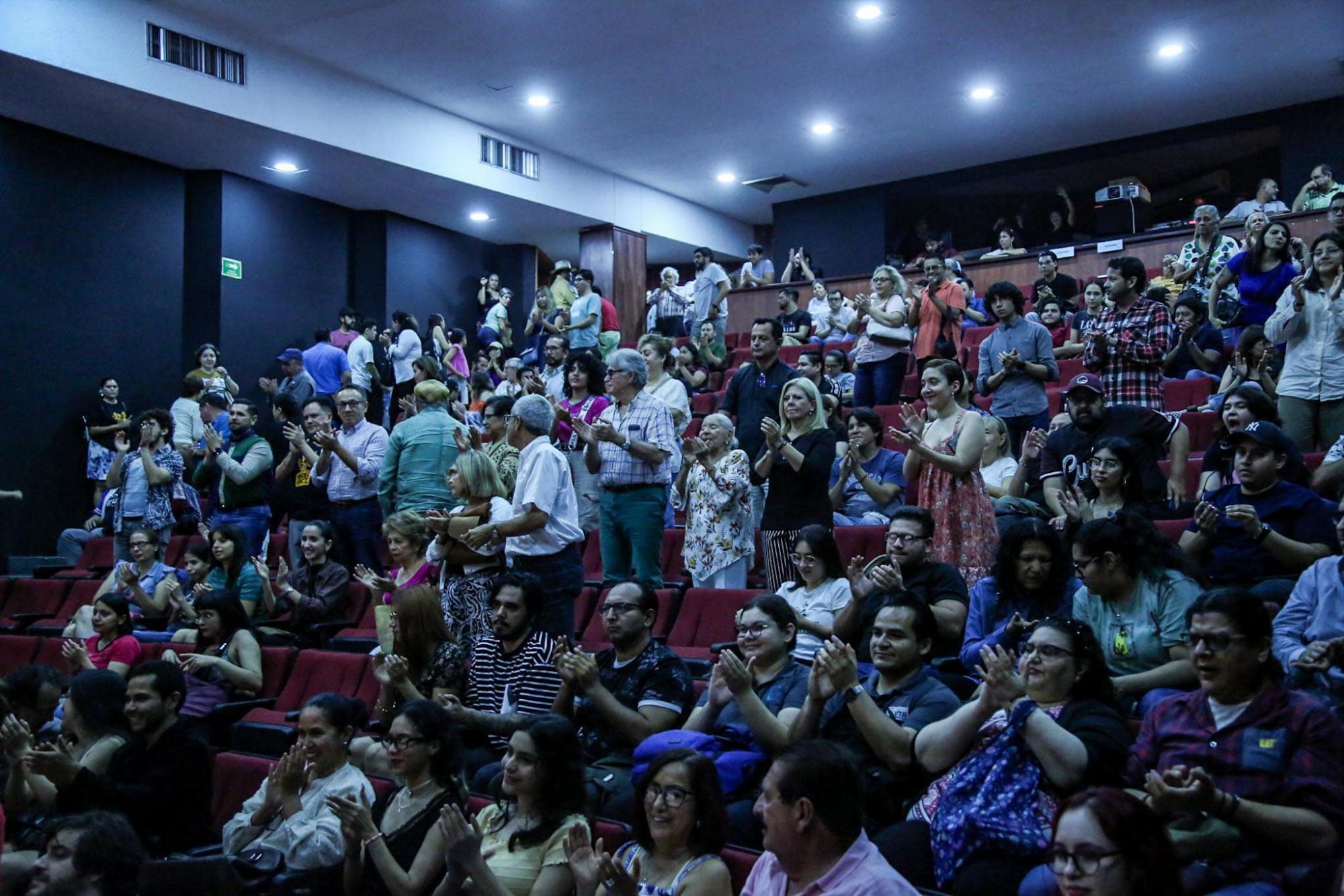 $!El público reconoce con aplausos de pie el trabajo de la actriz.