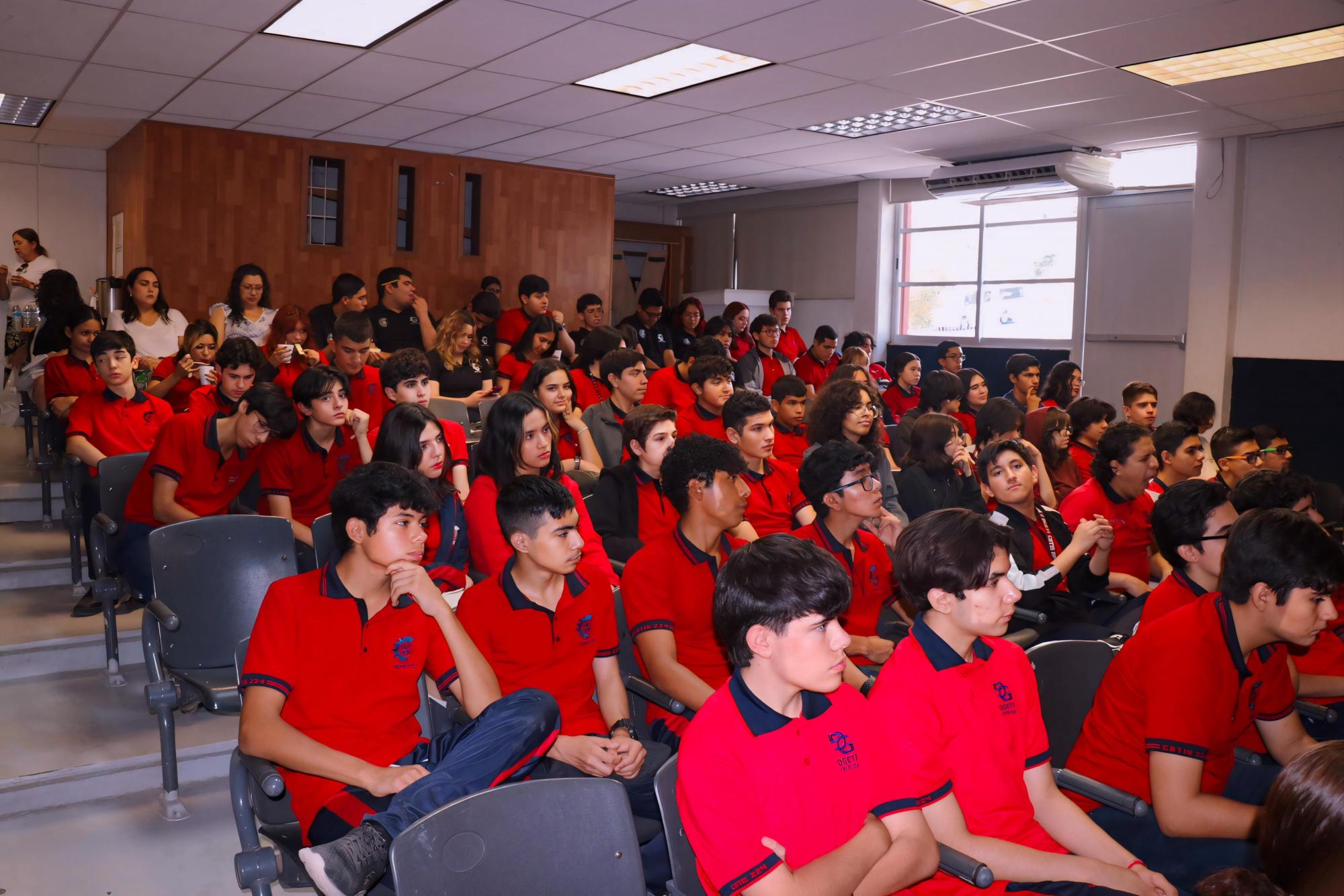 $!Los estudiantes escuchan con atención a la ponente.