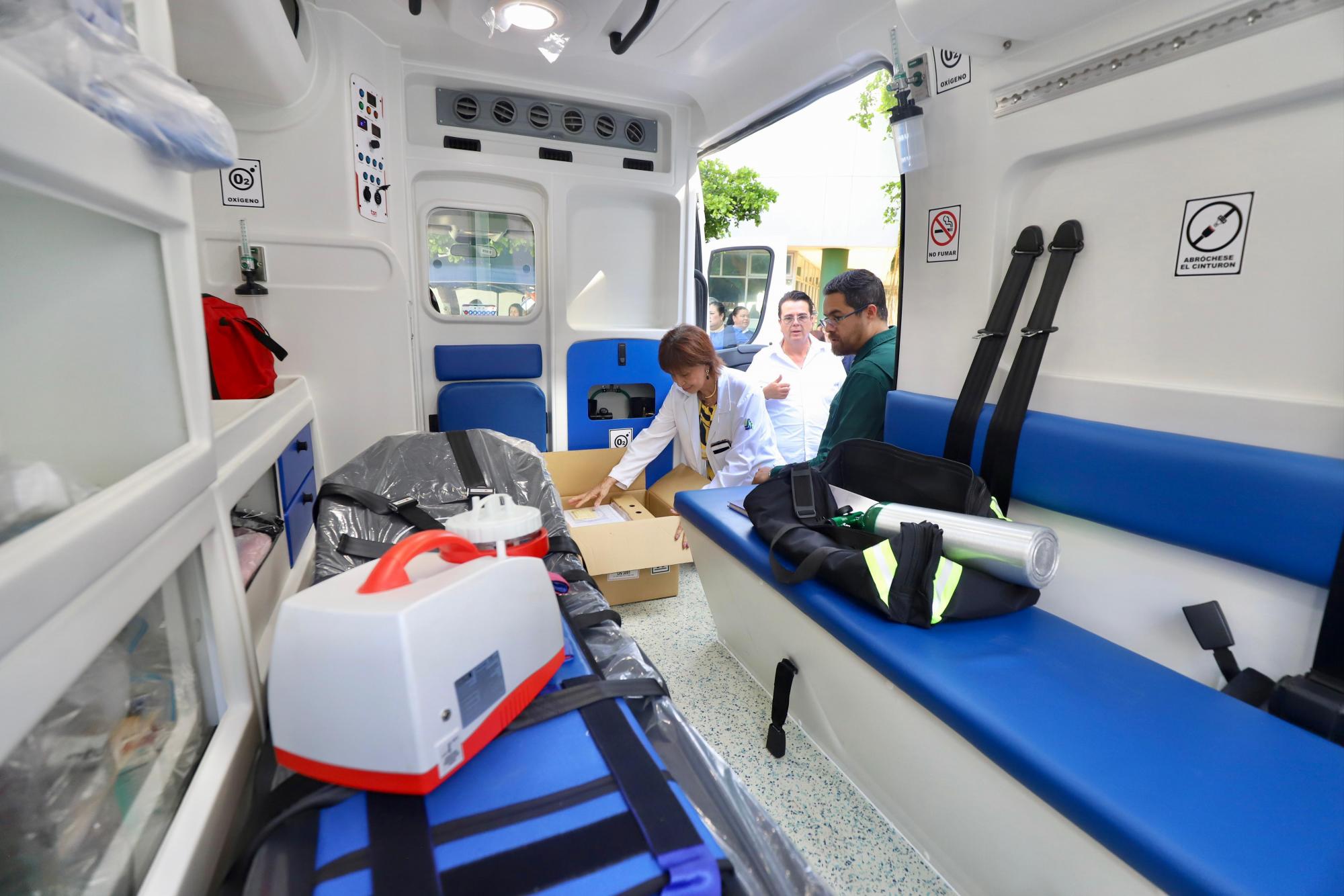 $!Entregan tres ambulancias, sillas de ruedas y mobiliario a hospitales del norte de Sinaloa