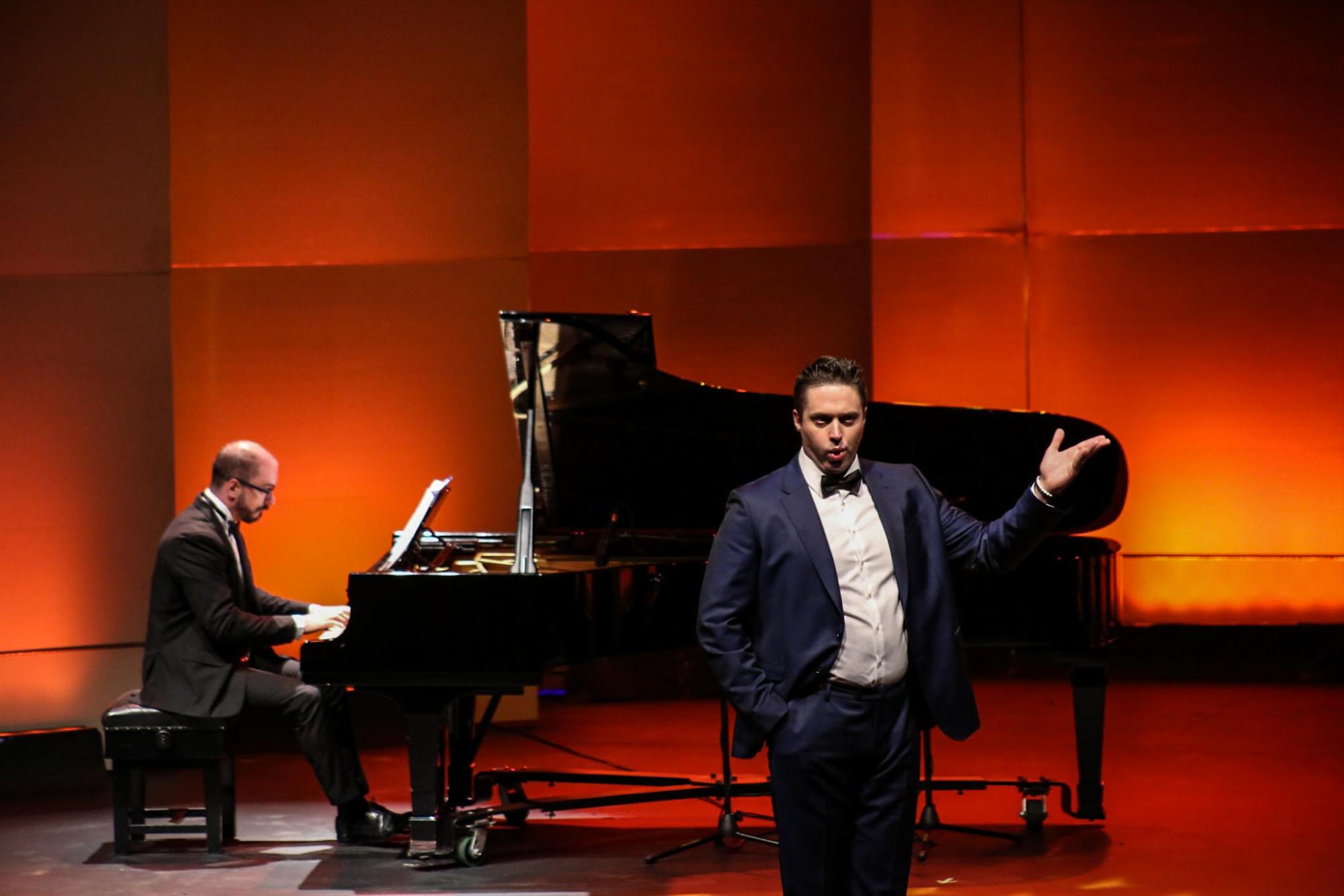 $!Los cantantes tuvieron el acompañamiento al piano del maestro Andrés Sarre.