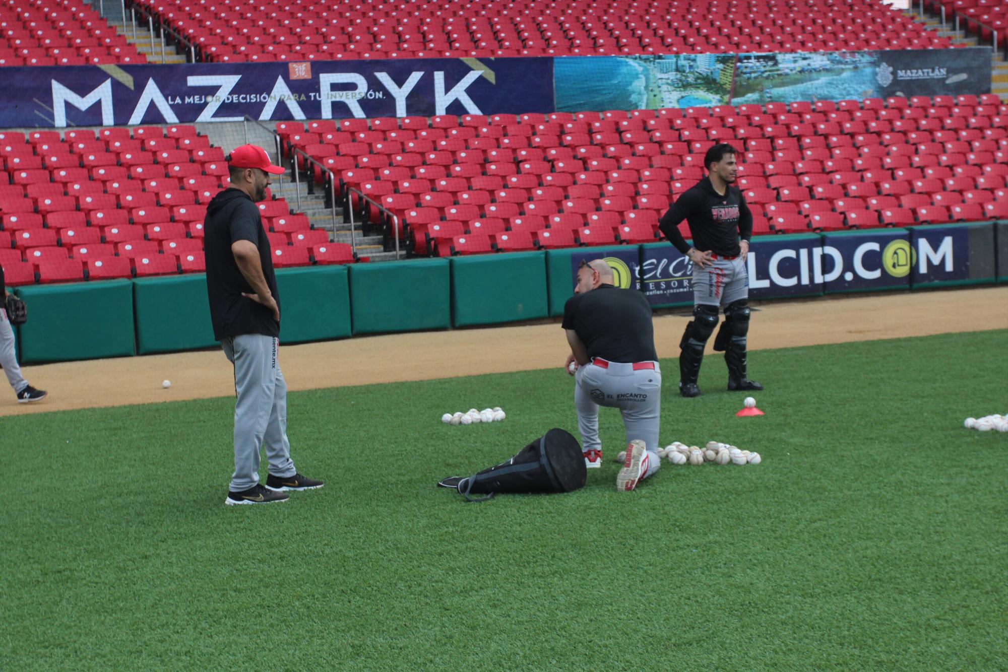 $!Héctor Páez y los receptores de Venados se preparan con la mira en volver a la final