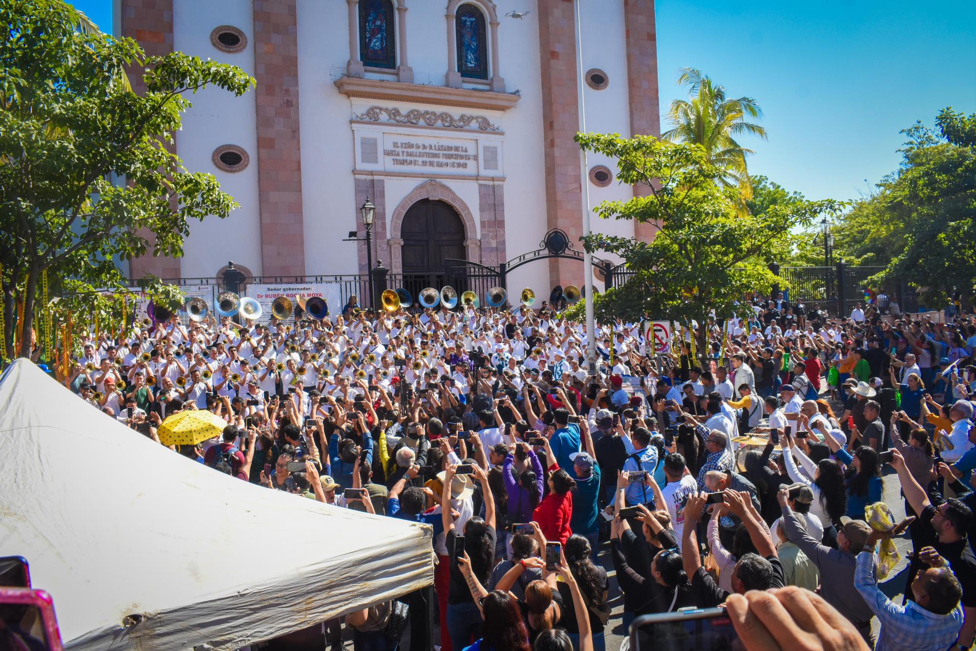 $!Bandas de Culiacán se congregan en Catedral para llamar a la paz.