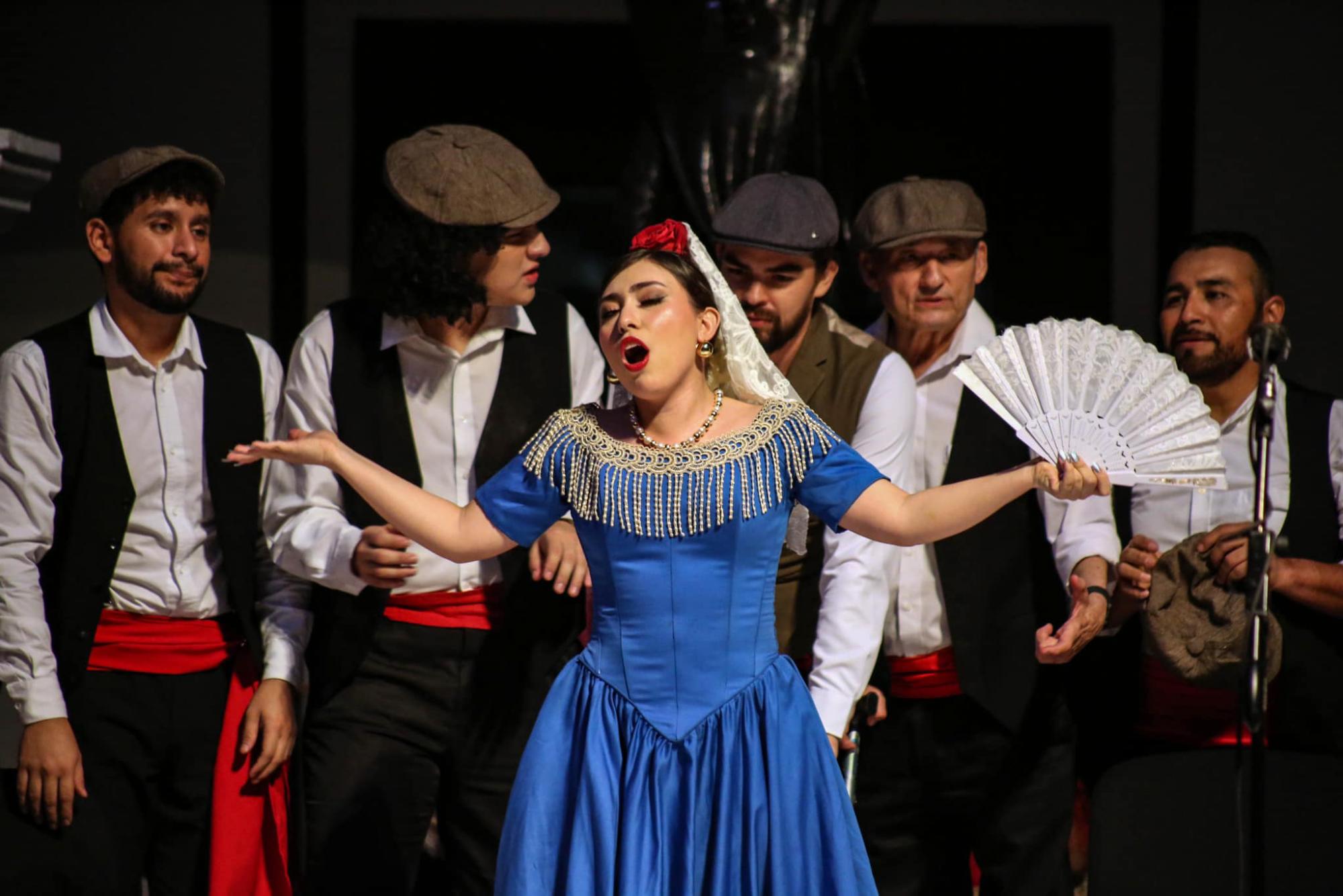 $!Los 42 cantantes recrearon la historia con partes teatralizadas y vestidos a la española.