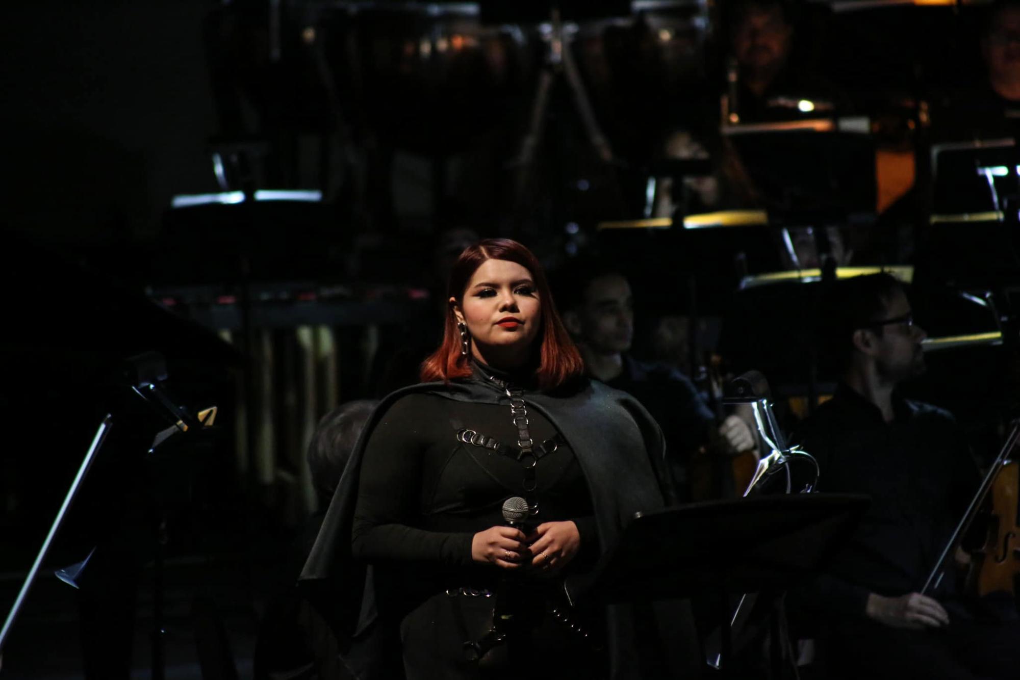 $!La soprano Jessica Torrero abrió el programa con una participación en la suite Attack On Titan.