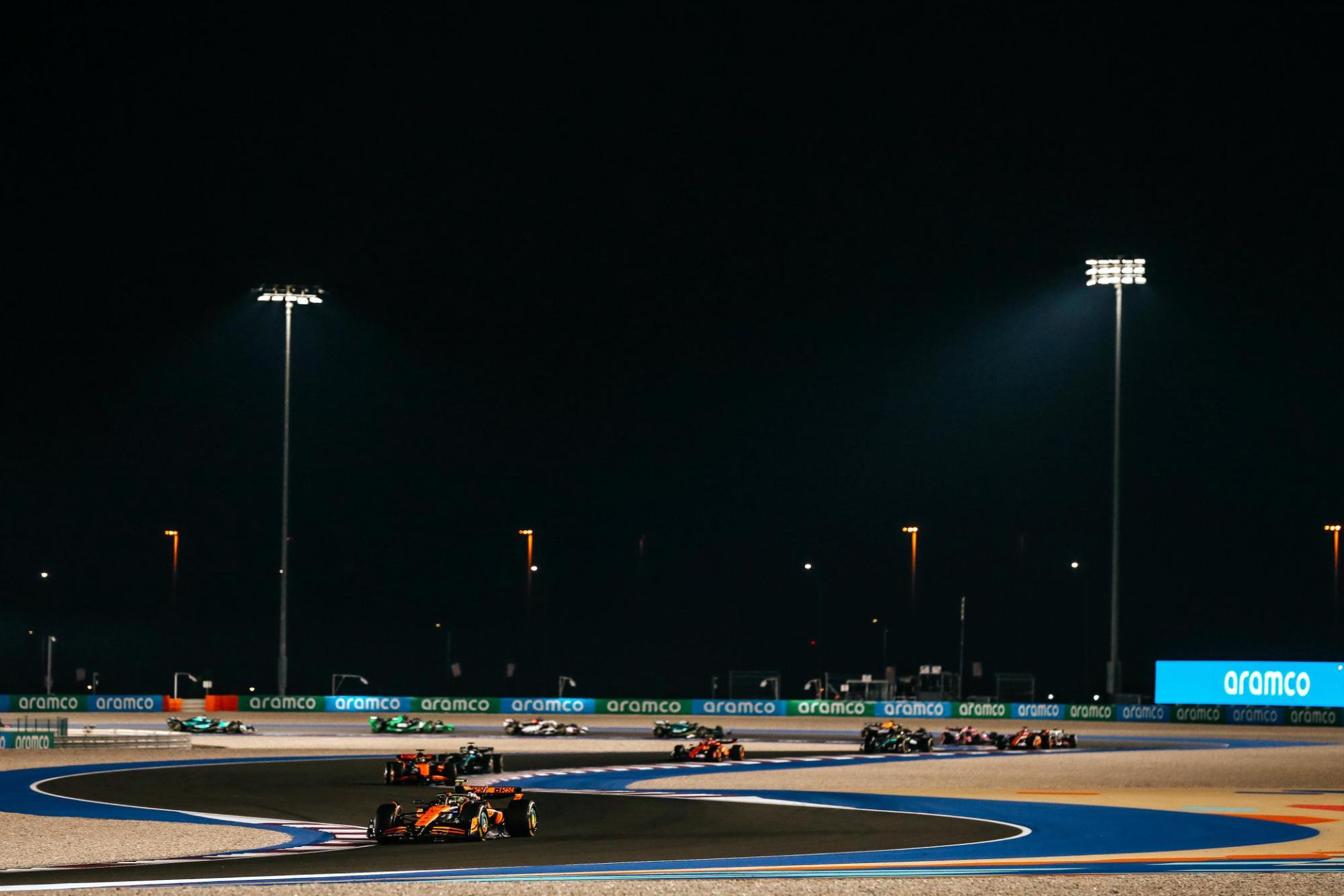 $!McLaren brilla en Qatar: 1-2 en Carrera Sprint; Checo termina último