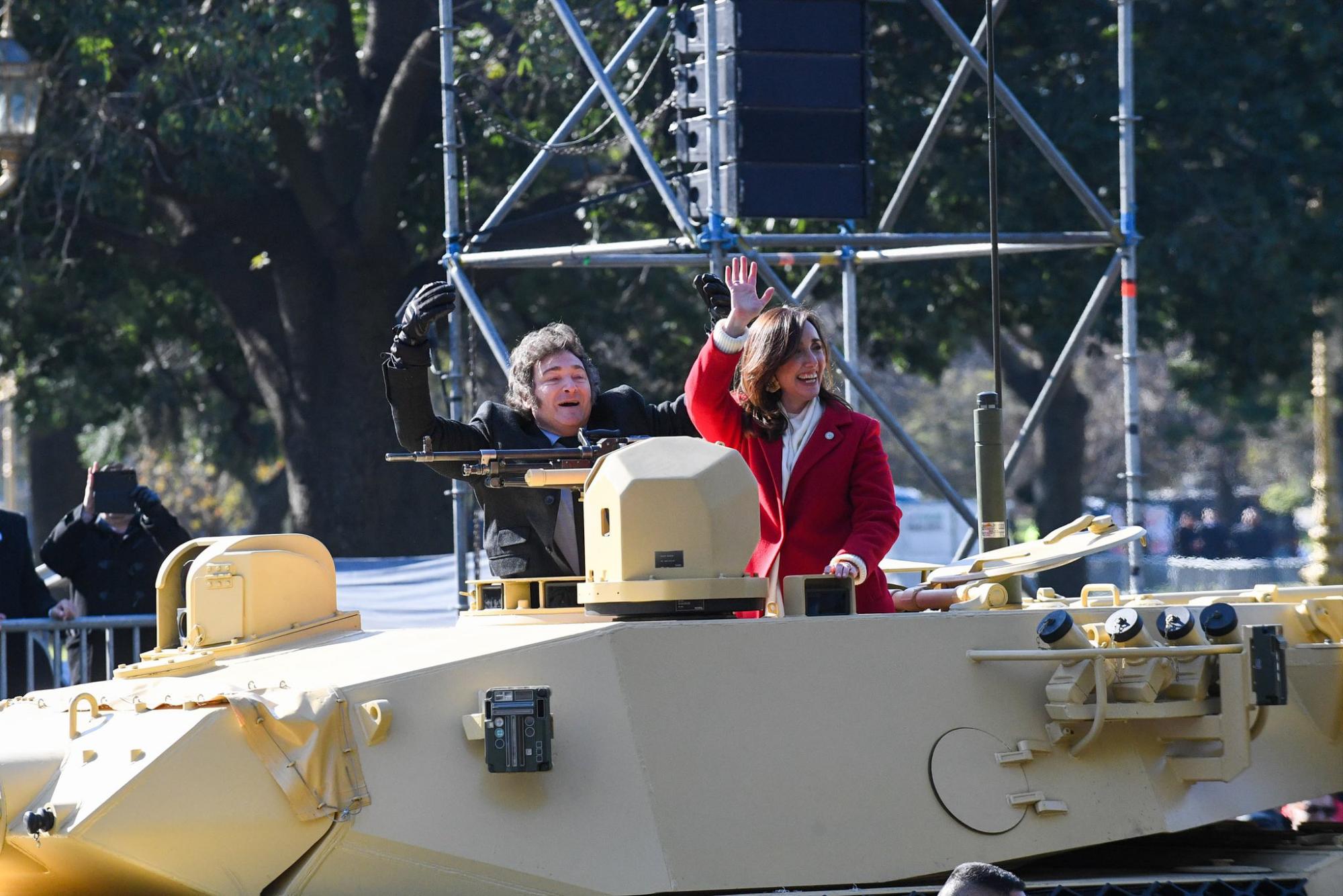 $!Javier Milei y Victoria Villarruel se suben a tanque de guerra en desfile militar en Argentina