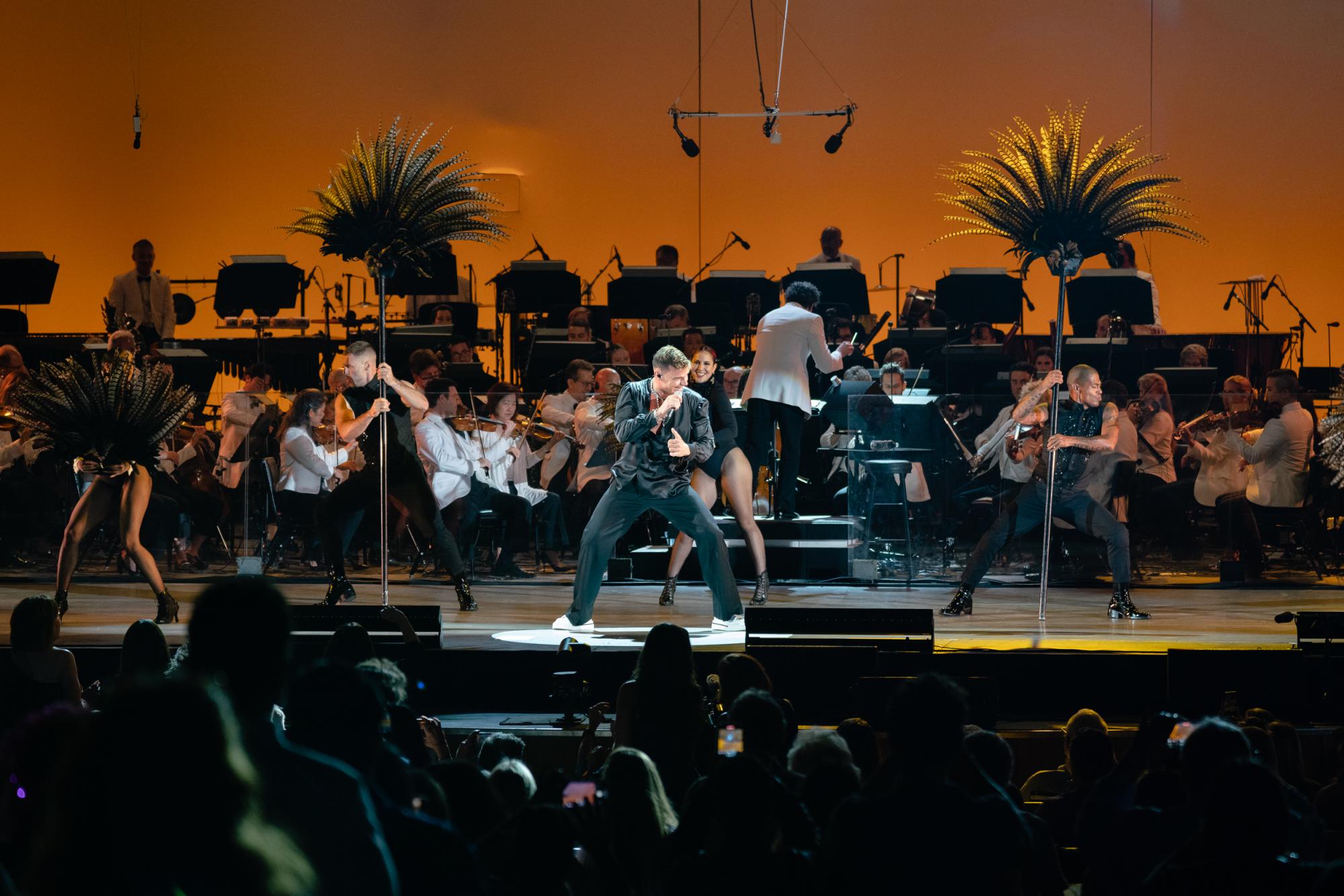 $!Reciben con ovación a Ricky Martin en conciertos junto a la Orquesta Filarmónica de Los Ángeles