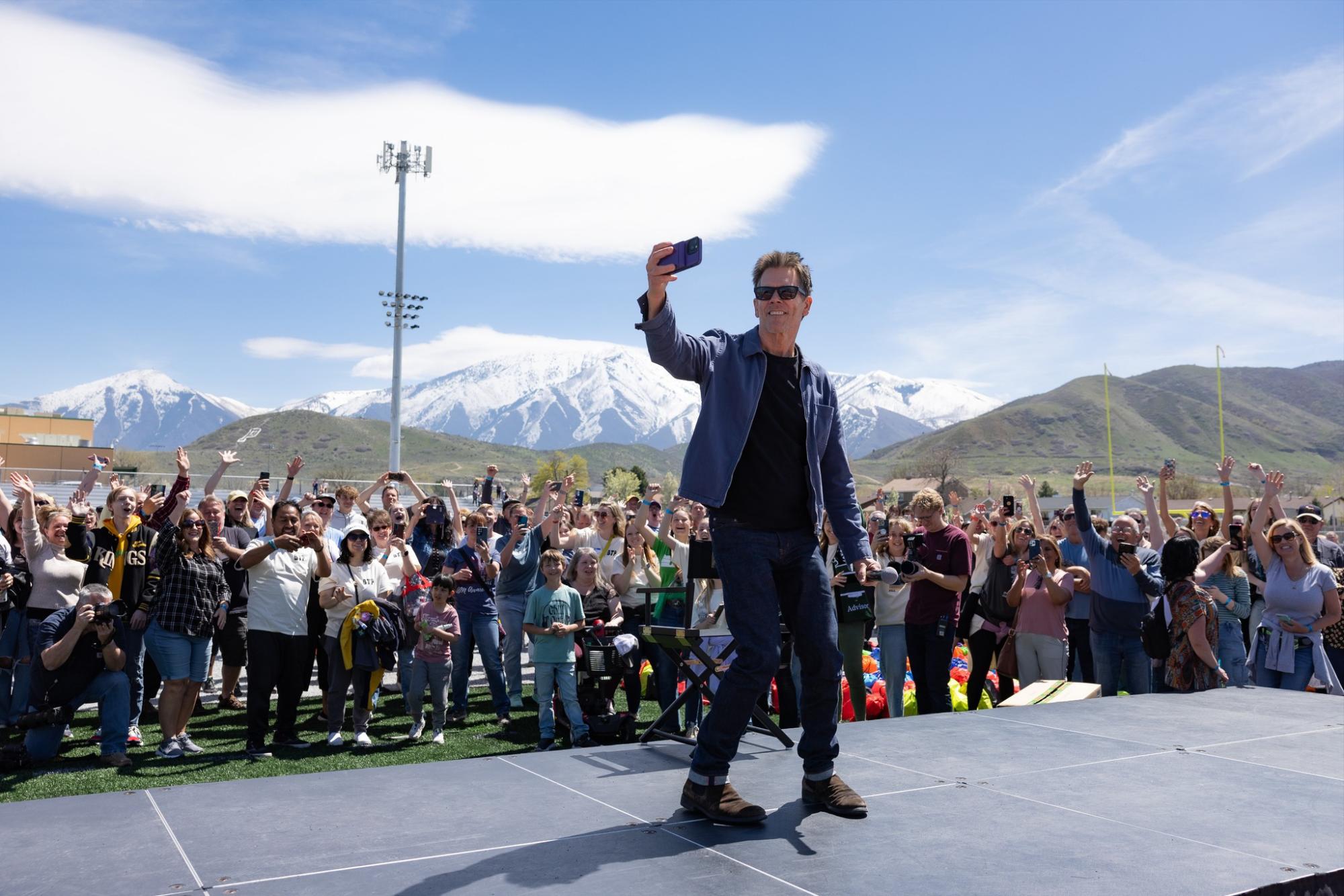 $!El actor se reencuentra con estudiantes con quienes convive y se toma fotos.