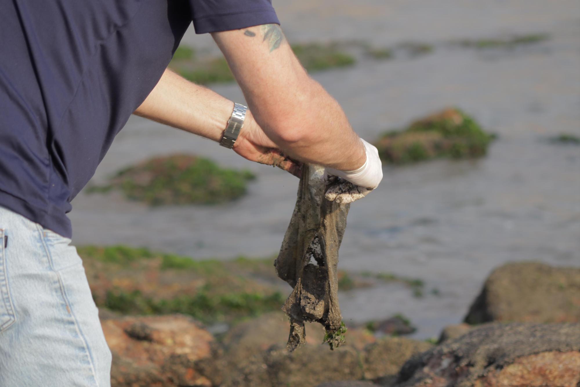 $!Limpian las playas de Mazatlán y sacan cerca de una tonelada de basura, entre ellos 200 kilos bajo el mar