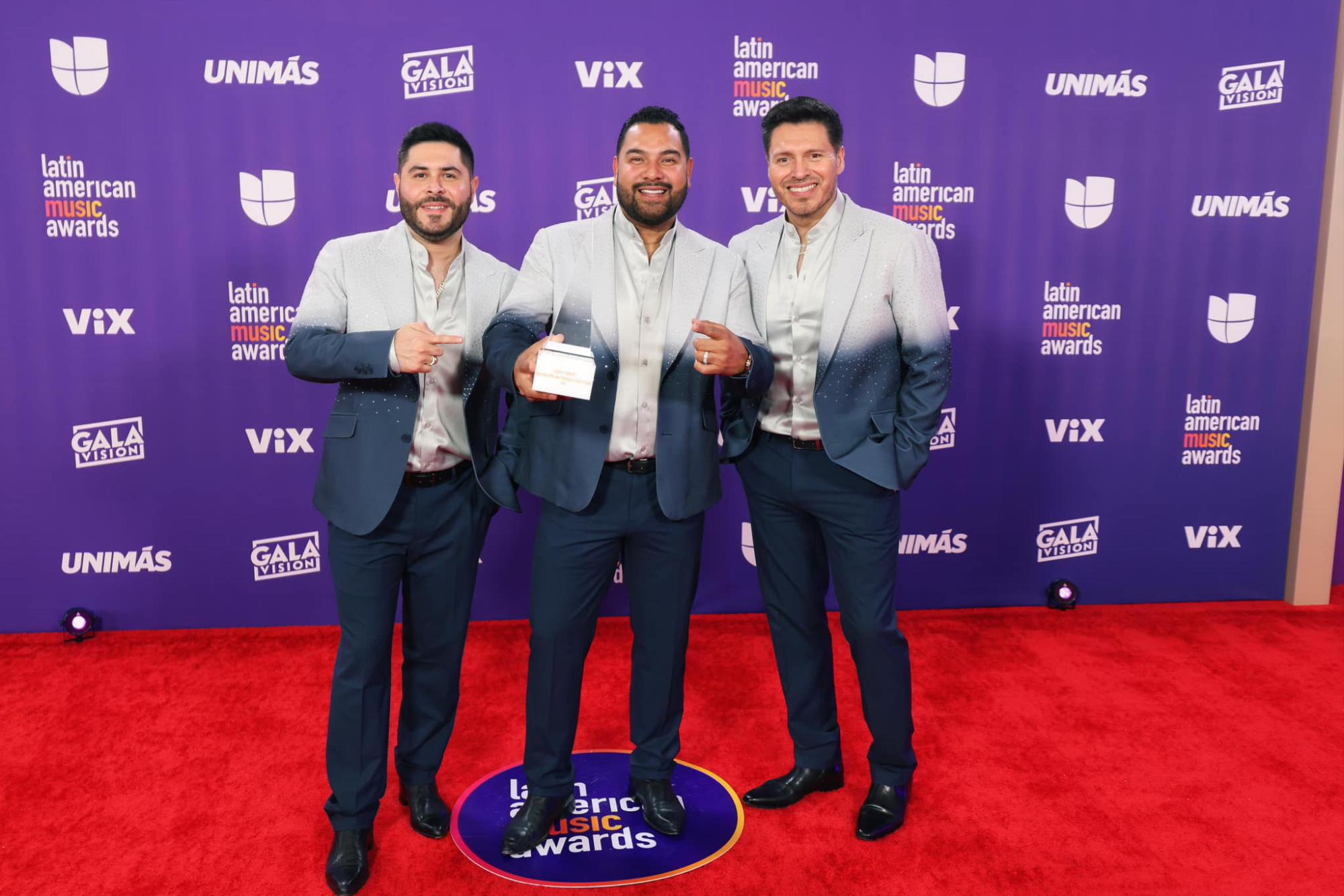 $!Banda MS en los Latin American Music Awards, con su premio que reconoce sus 20 años de trayectoria.