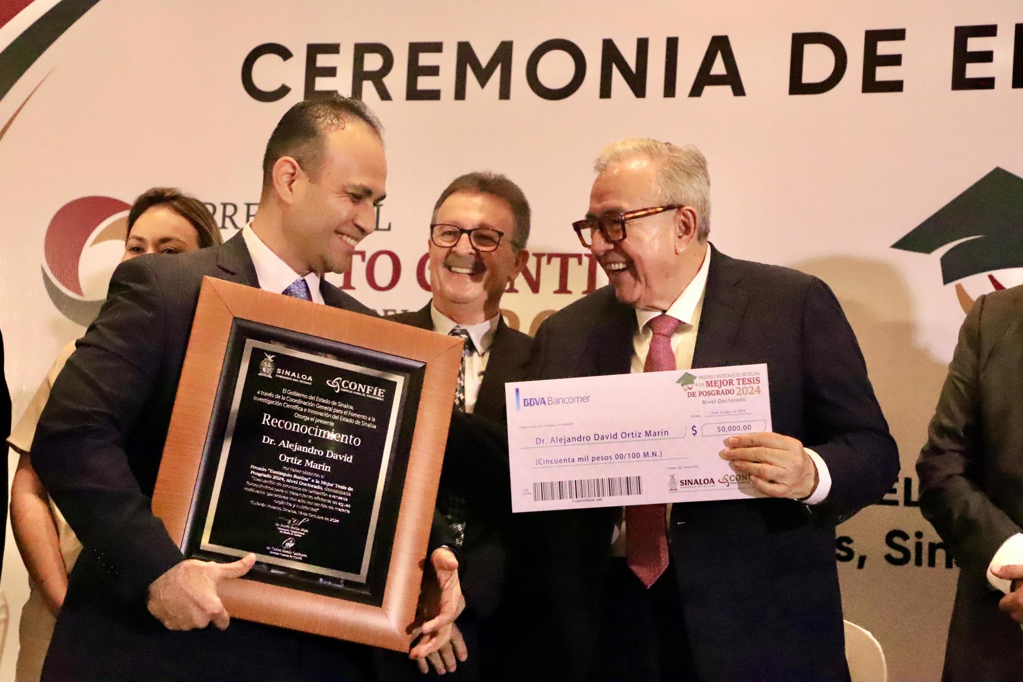 $!El premio “Eustaquio Buelna” a la mejor Tesis de Posgrado a nivel Doctorado al Alejandro David Ortiz Marín.