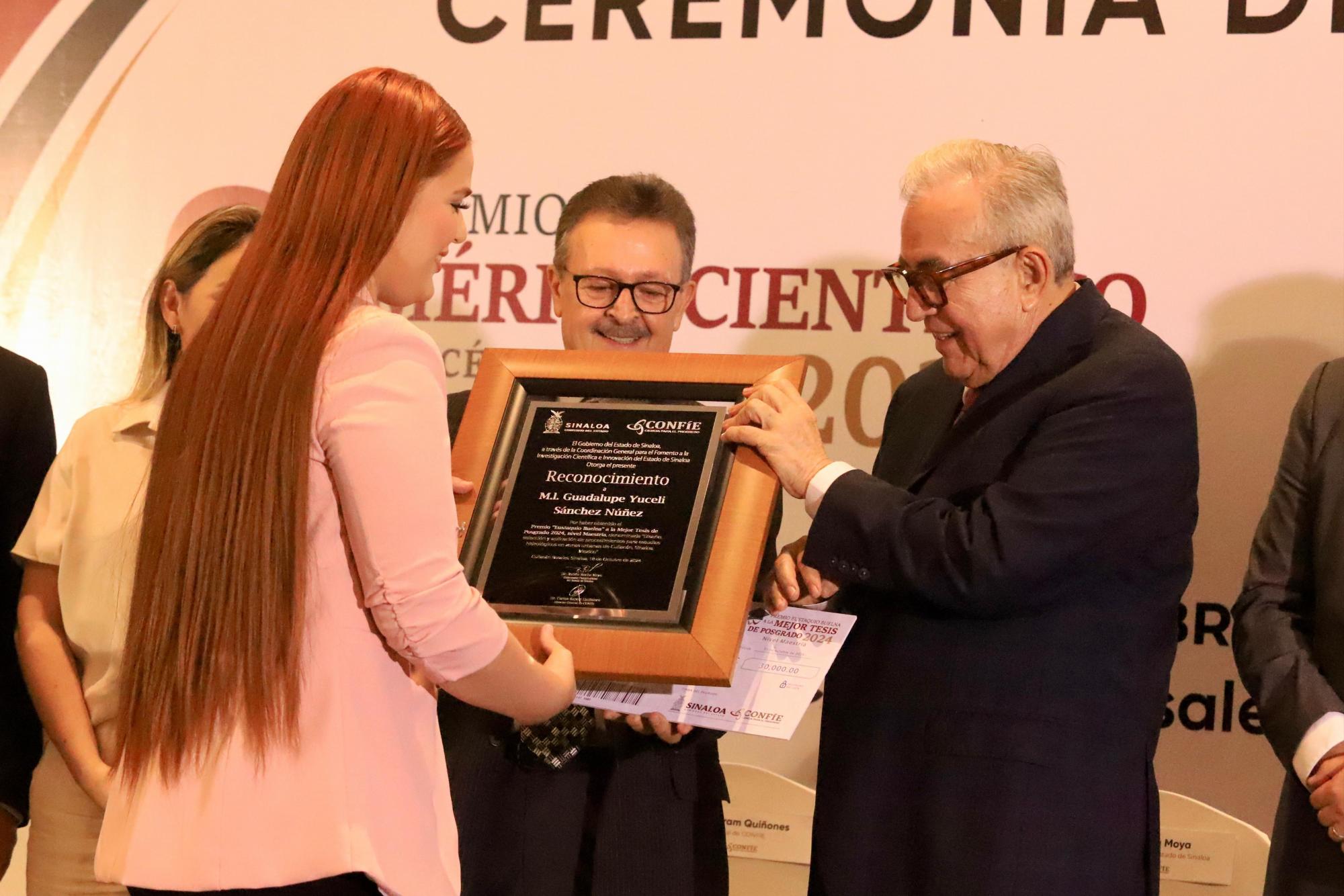 $!La Mejor Tesis de Posgrado se le entrega a Guadalupe Yuceli Sánchez Núñez en nivel Maestría.