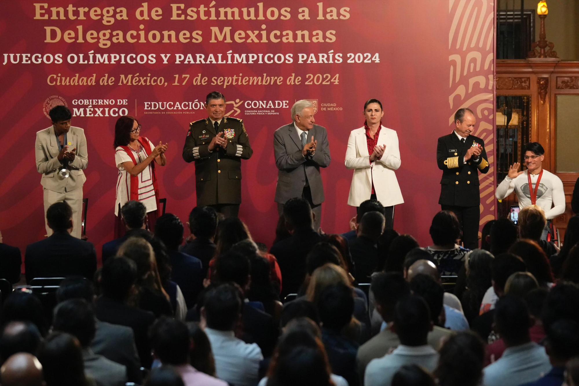 $!AMLO reconoce a Ana Gabriela Guevara por ‘resistir’ cuestionamientos al frente de la Conade