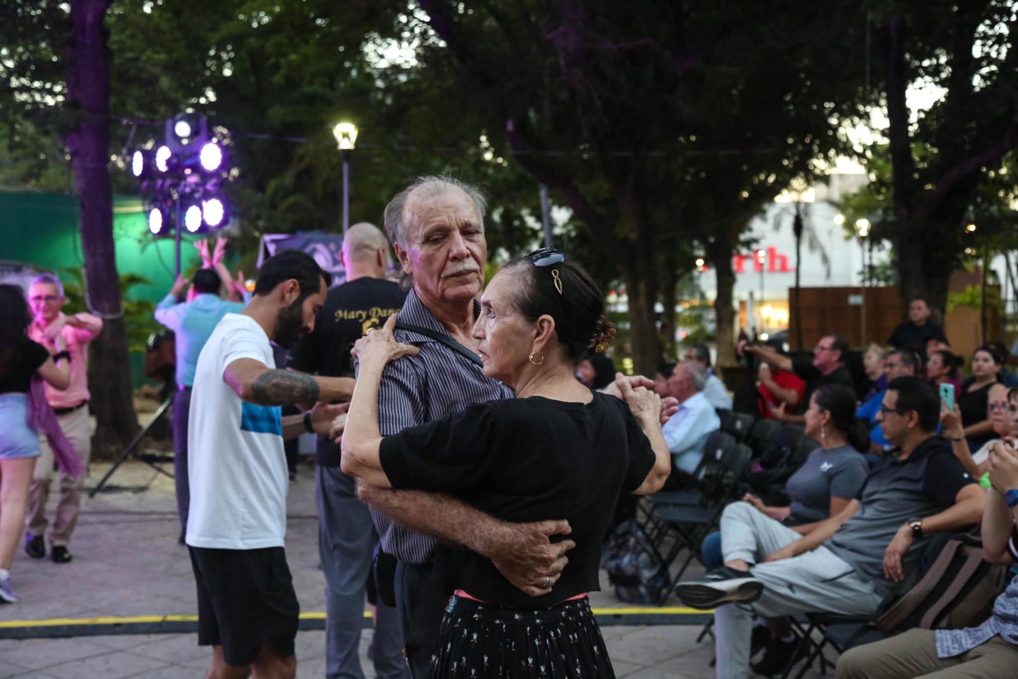 $!En las primeras notas se creó el ambiente que puso a bailar a decenas de parejas.