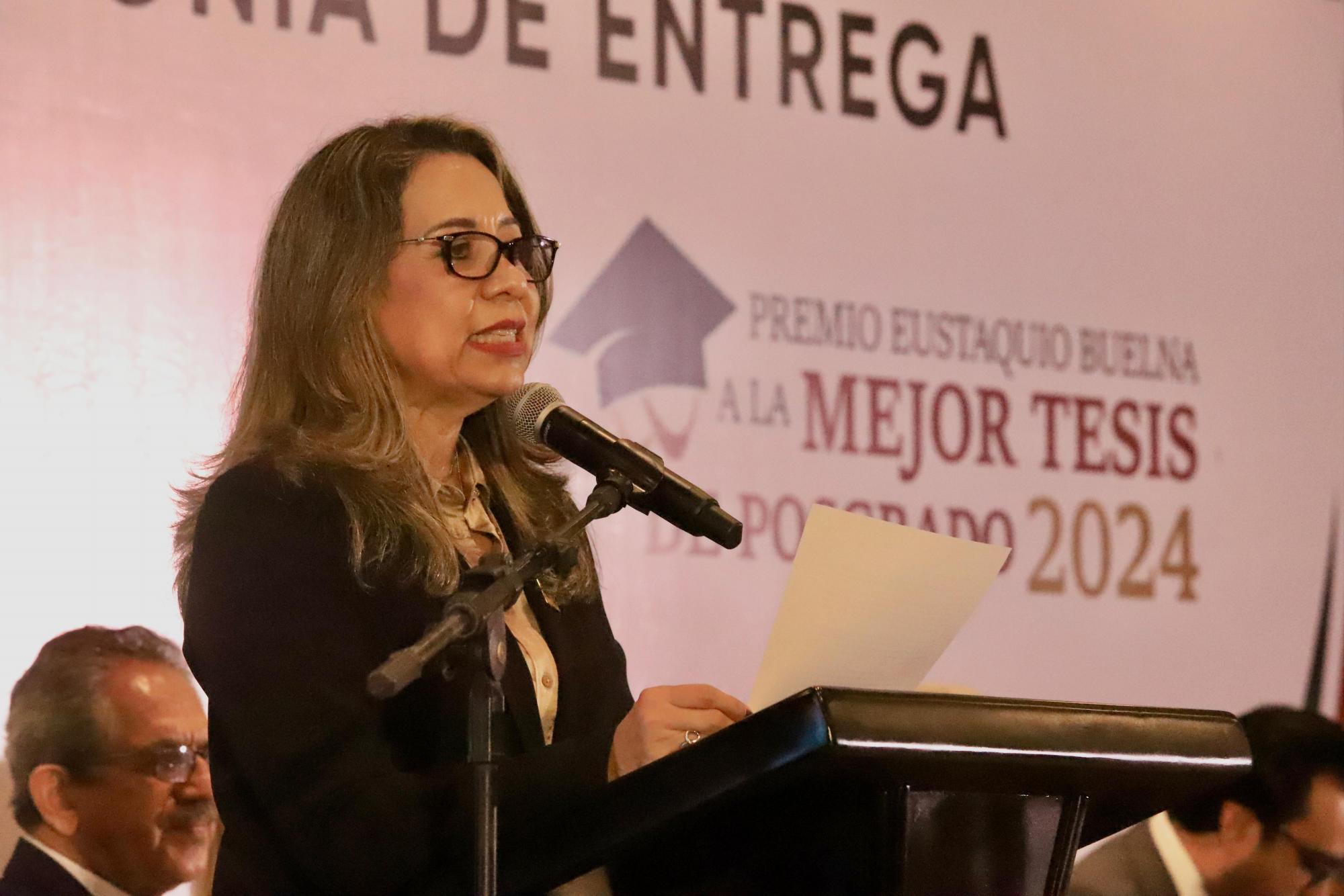 $!La galardonada, la doctora Crisantema Hernández, agradece la distinción y el apoyo de parte del gobierno estatal y el organismo.