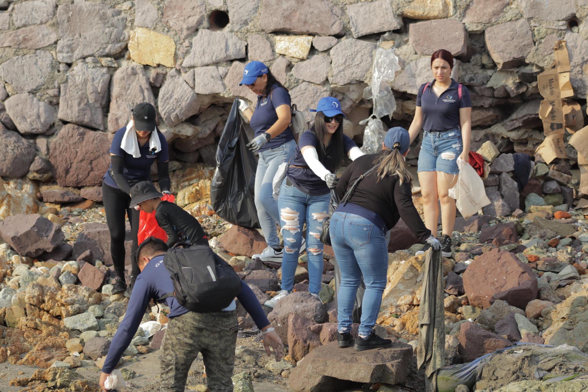 $!Limpian las playas de Mazatlán y sacan cerca de una tonelada de basura, entre ellos 200 kilos bajo el mar