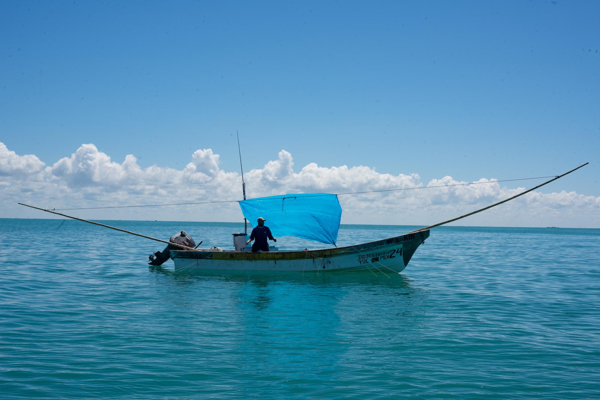 $!Pescador durante su jornada en Celestún, Yucatán.