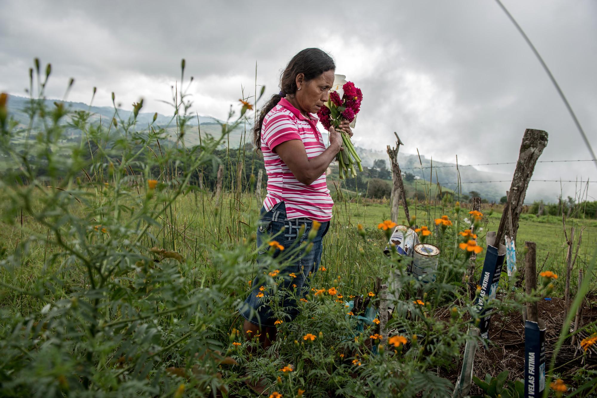 $!Julia Francisco Martínez, viuda del activista indígena y defensor de los derechos humanos Francisco Martínez Márquez, miembro de MILPAH, quien fue asesinado en enero de 2015 después de meses de amenazas de muerte.