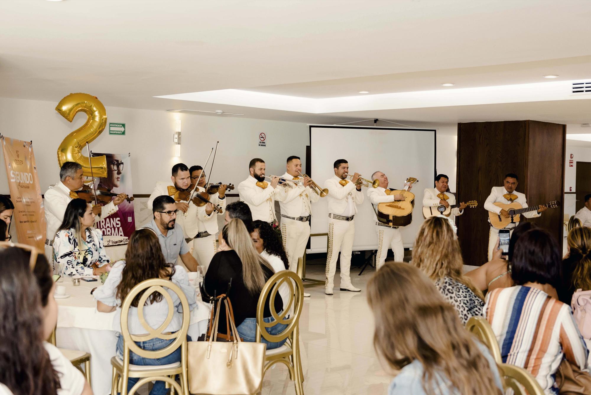 $!Los asistentes disfrutaron de la música de Mariachi.