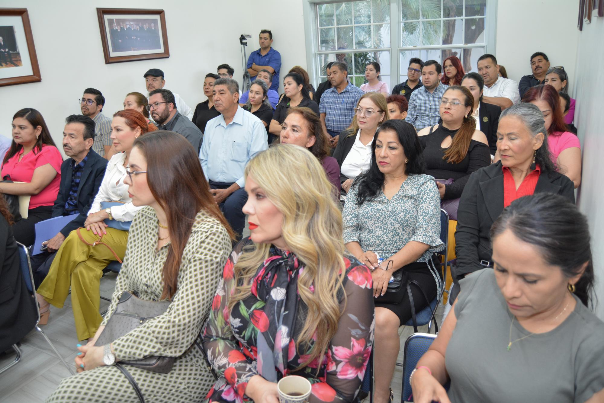 $!Una nutrida asistencia escuchó con atención a la secretaria de Equidad y Género del Colegio de Abogados “MC Florentino Valenzuela Soto”.