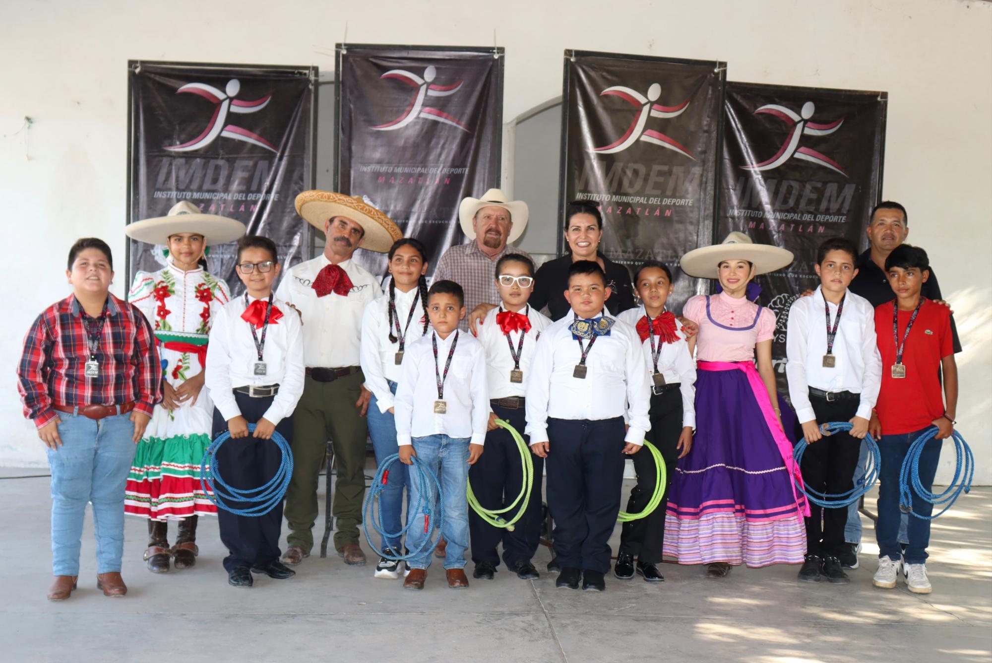 $!Celebran la cultura mexicana con el Primer Torneo de Floreo de Soga, en Villa Unión