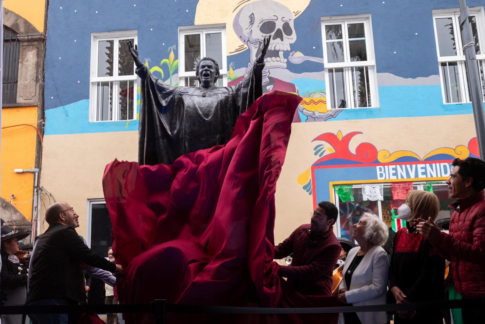 $!Inmortalizan a Chavela Vargas en la Plaza Garibaldi