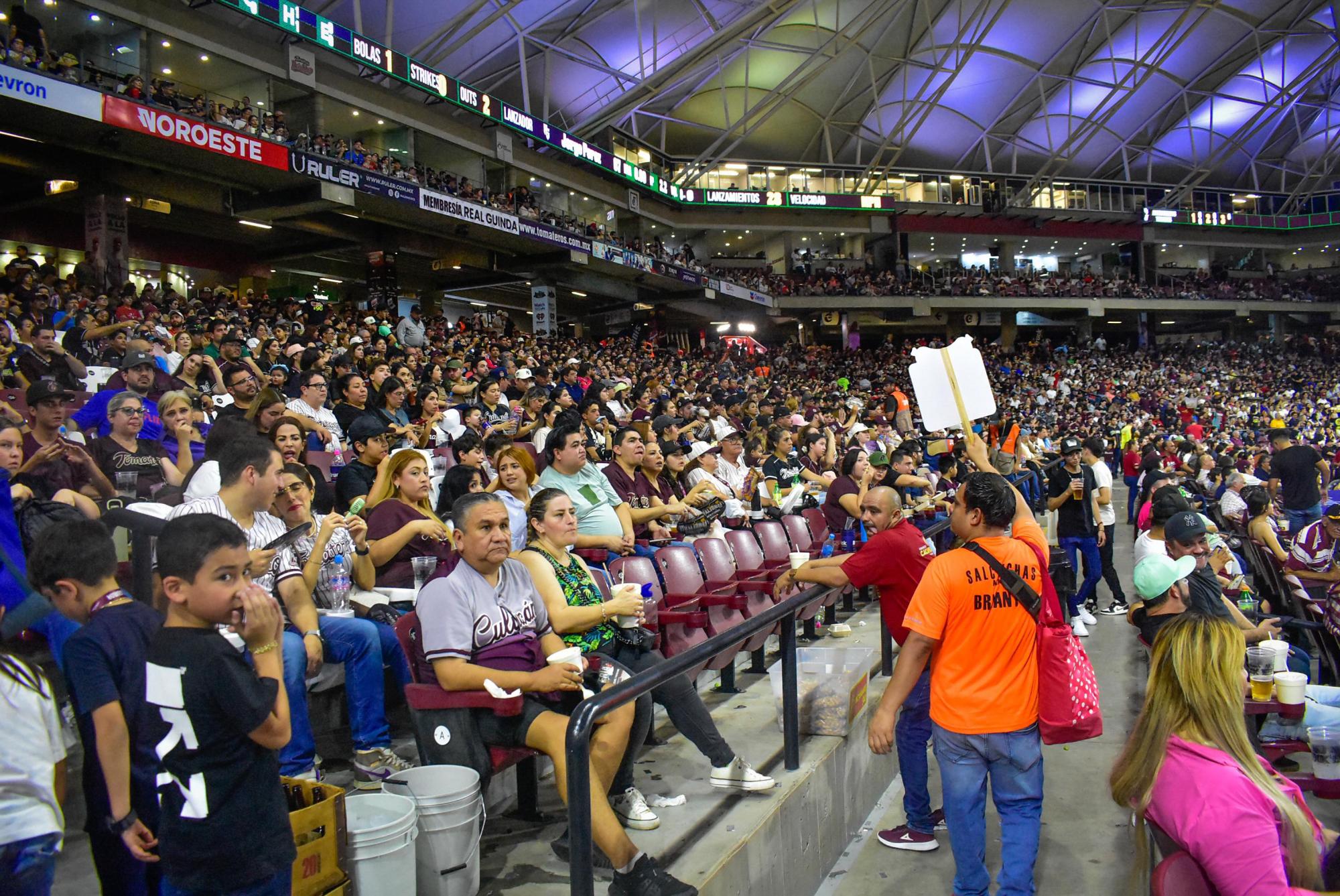 $!Abarrotan culiacanenses Estadio de los Tomateros pese a violencia en Culiacán