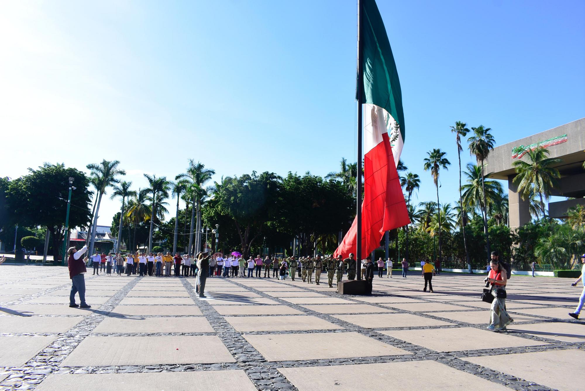 $!Gobierno de Sinaloa alza bandera de México por el Día de la Independencia