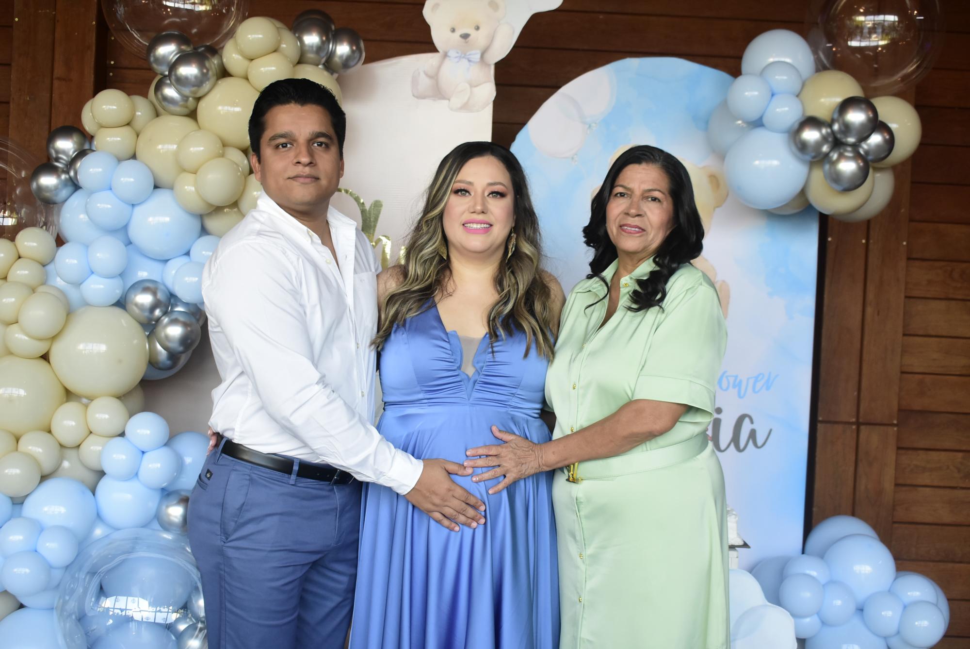 $!Miguel Martín Martínez López, esposo de Lorenia, y Lupita López Valenzuela, la futura abuela acompañan a la festejada.