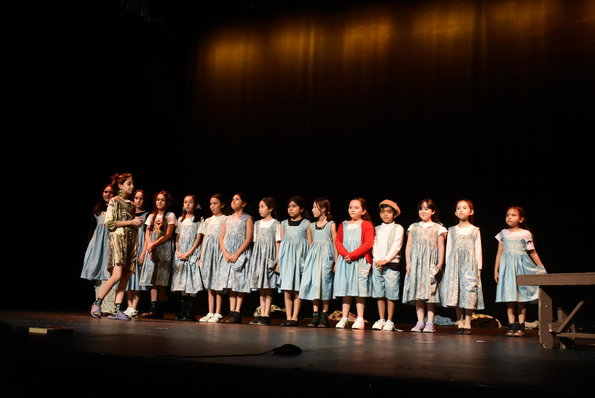 $!Los alumnos del taller de teatro representan a los huérfanos del orfanato de la señorita Hannigan.