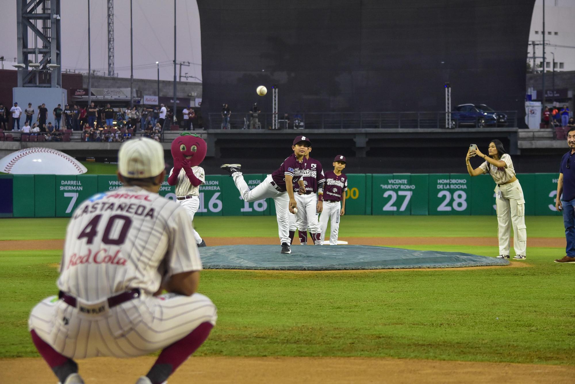 $!Abarrotan culiacanenses Estadio de los Tomateros pese a violencia en Culiacán